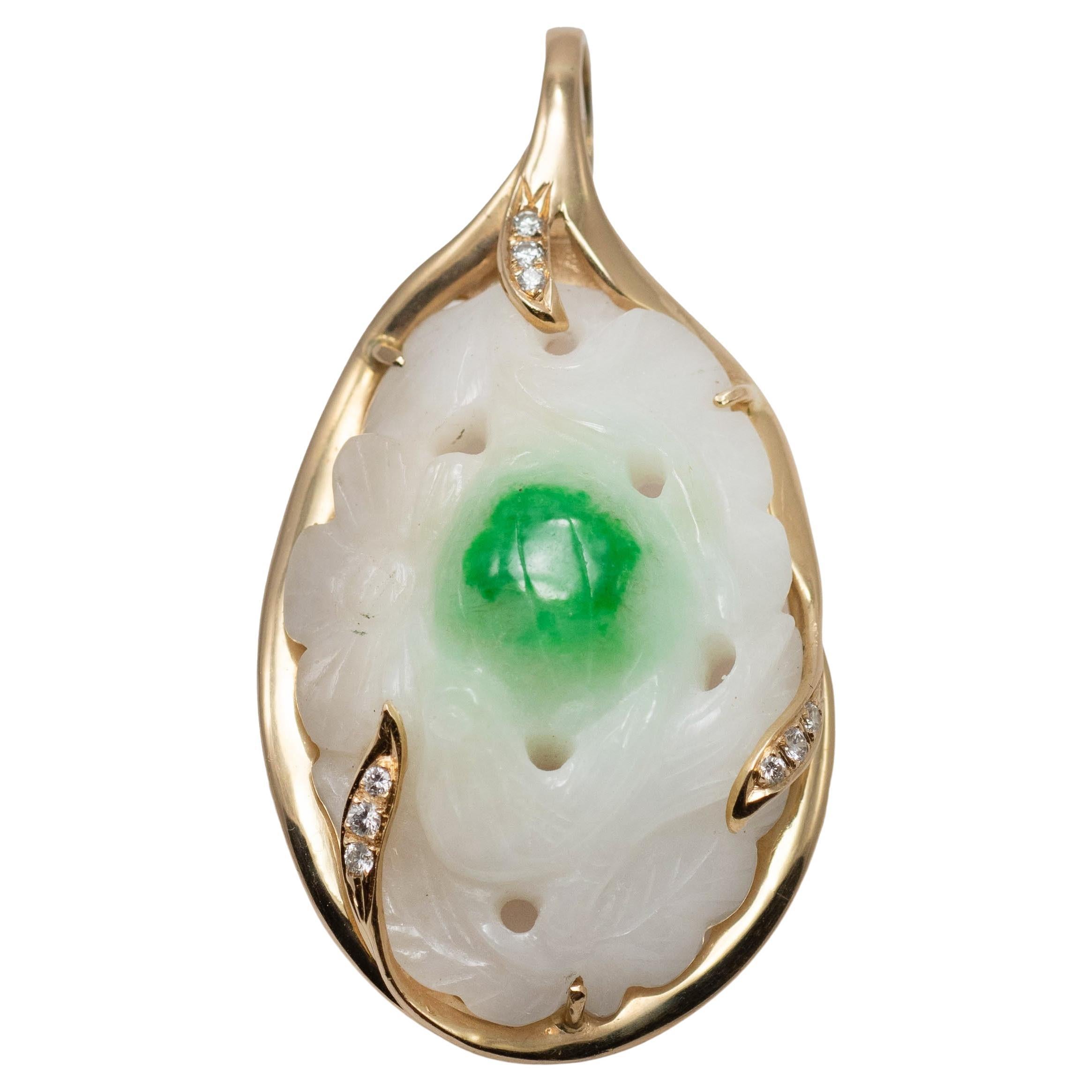 Pendentif en or jaune 14 carats avec motifs floraux et oiseaux sculptés à la main et diamants 19 g en vente