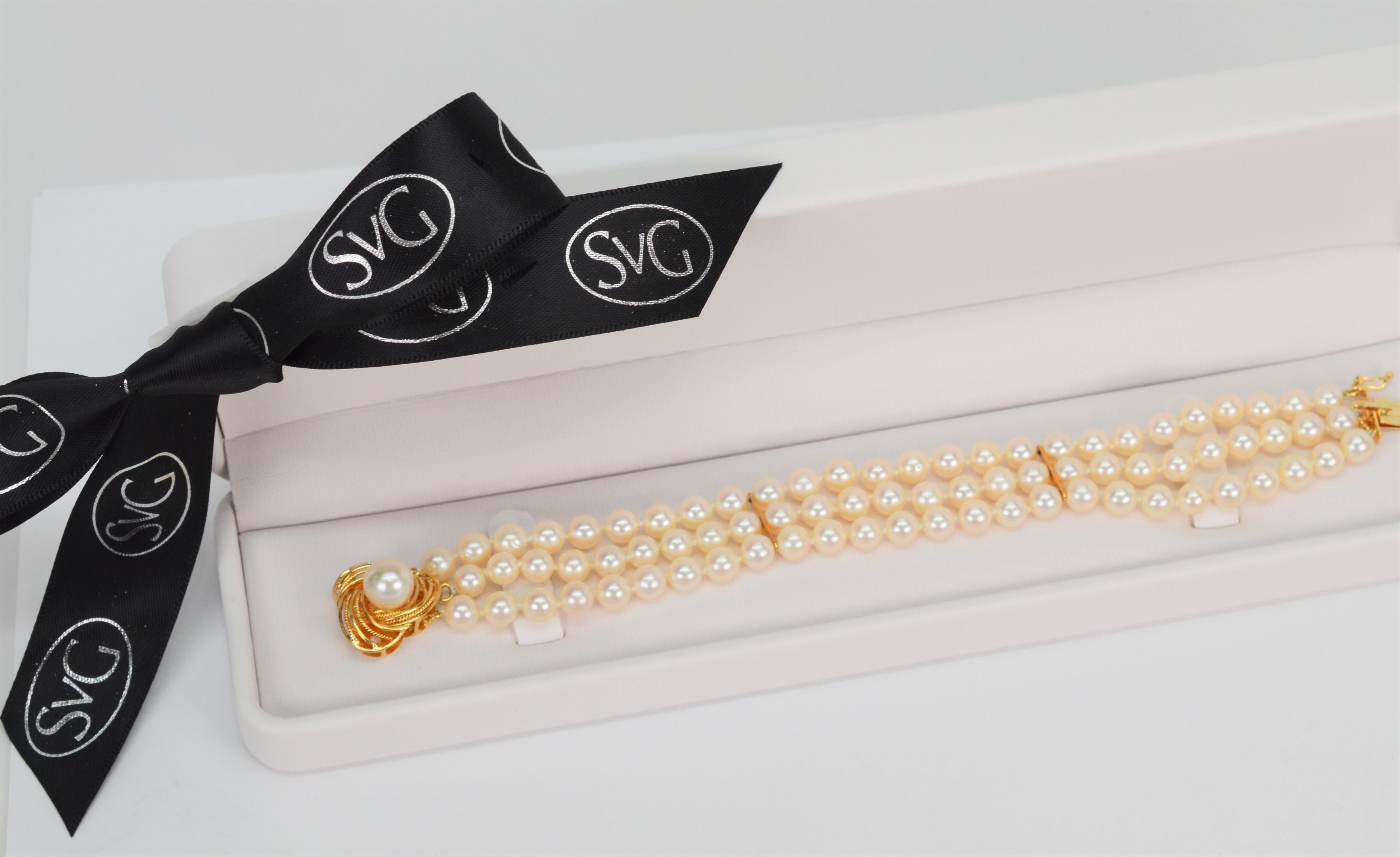 Bracelet à breloques à fleurs en or jaune 14 carats avec double rang de perles en vente 5