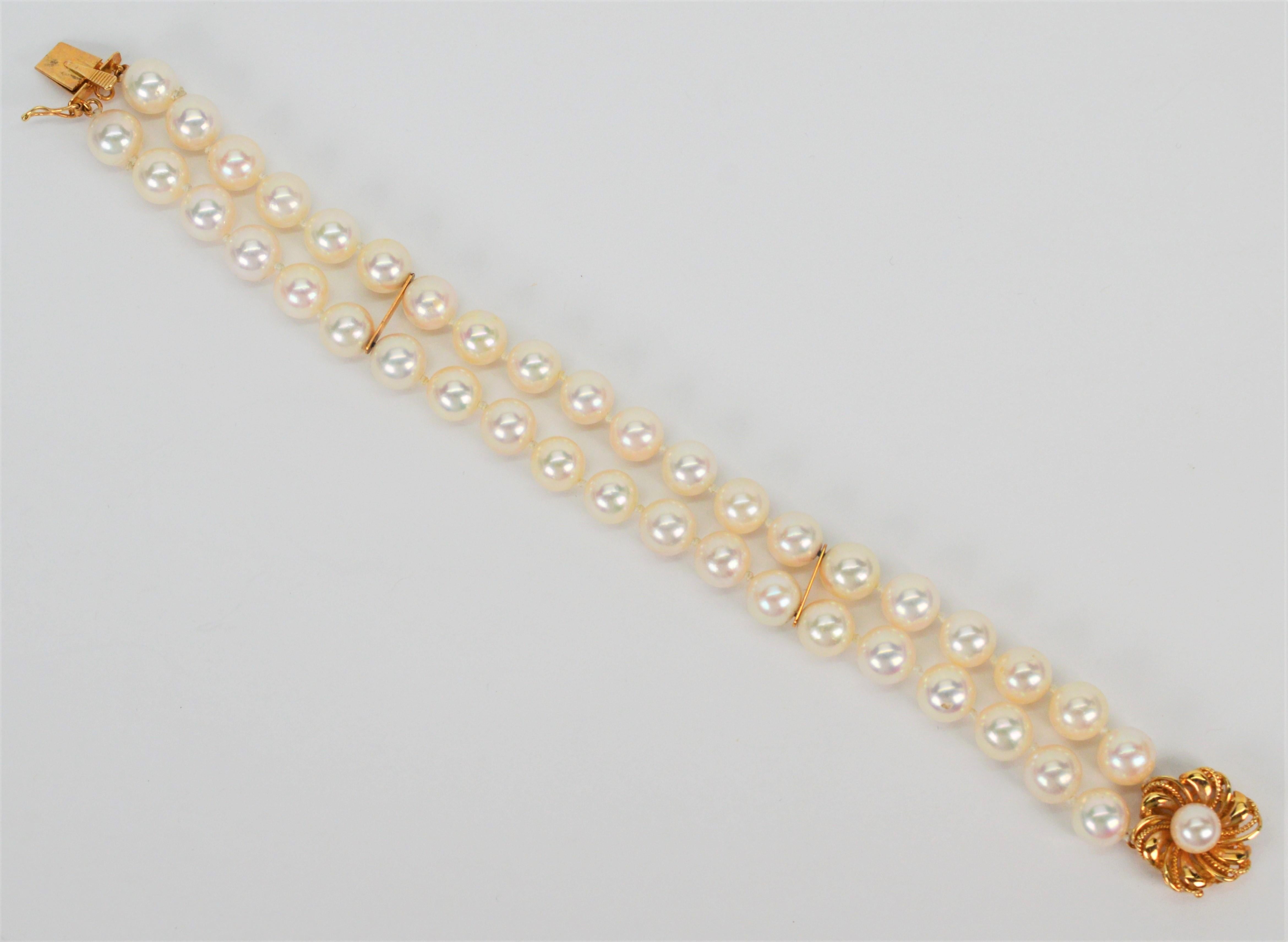 Taille ronde Bracelet à breloques à fleurs en or jaune 14 carats avec double rang de perles en vente