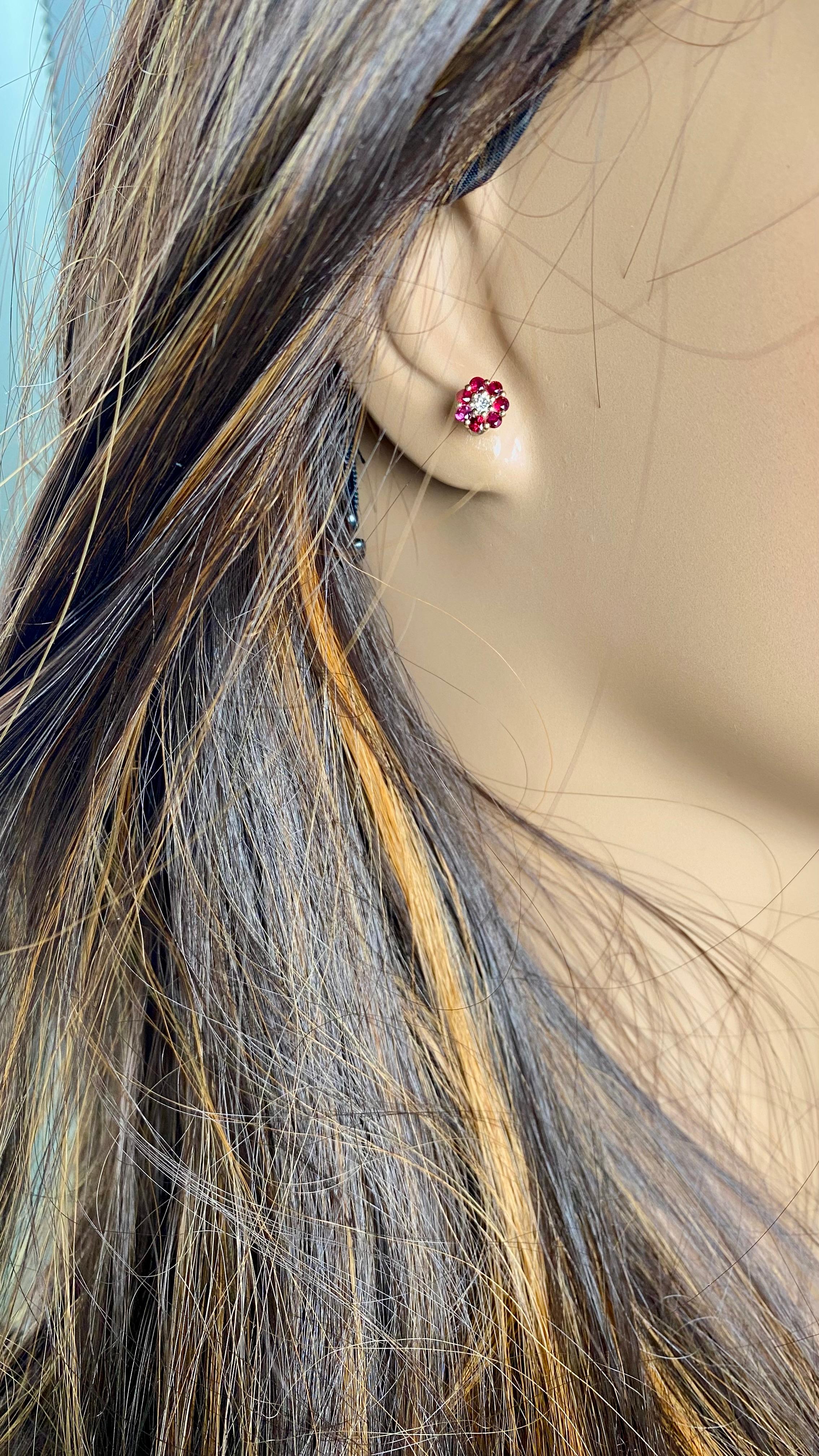 14K Gelbgold Floral Cluster Rubin und Diamant Mini-Ohrstecker (Moderne) im Angebot