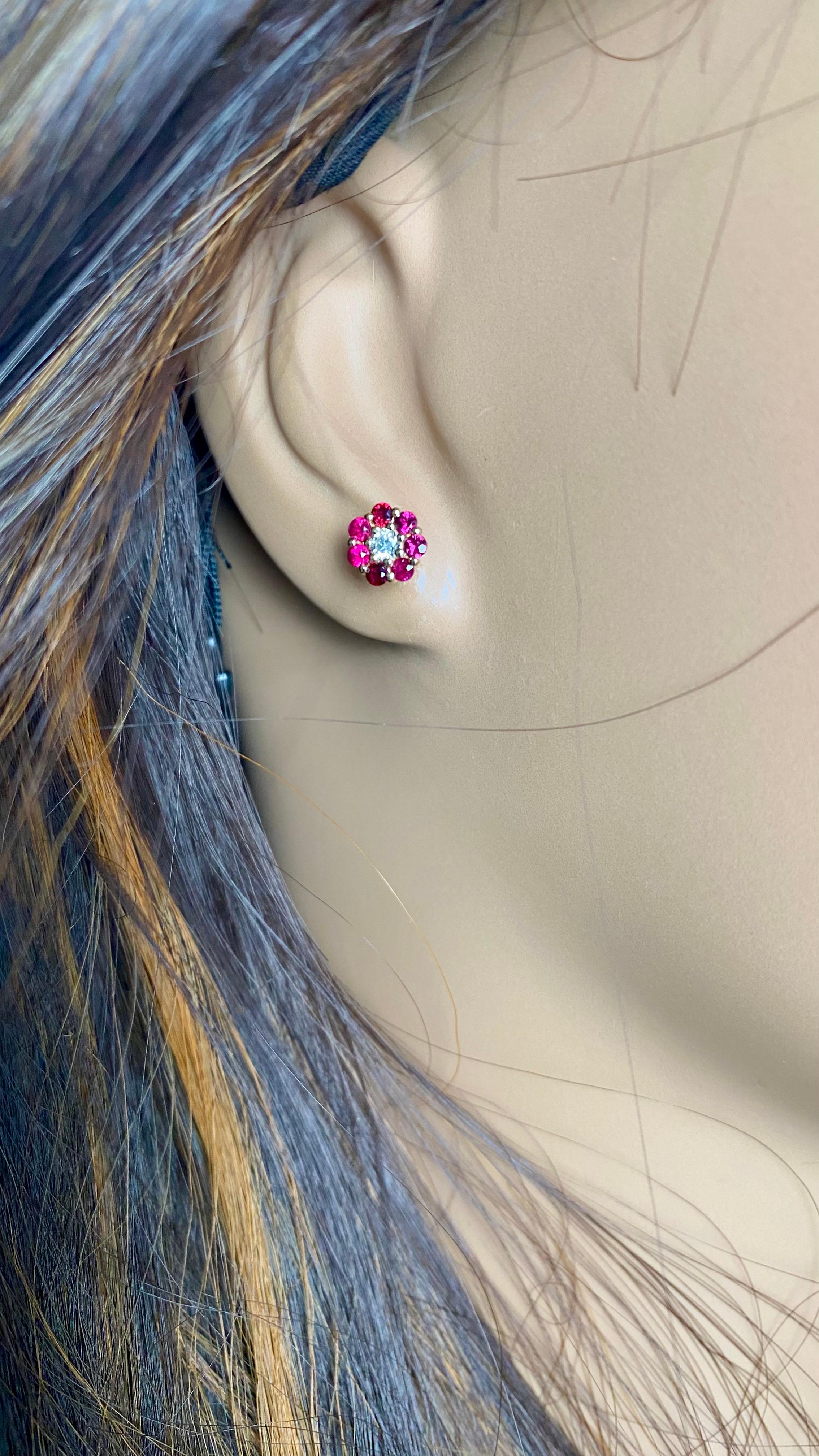 14K Gelbgold Floral Cluster Rubin und Diamant Mini-Ohrstecker (Rundschliff) im Angebot