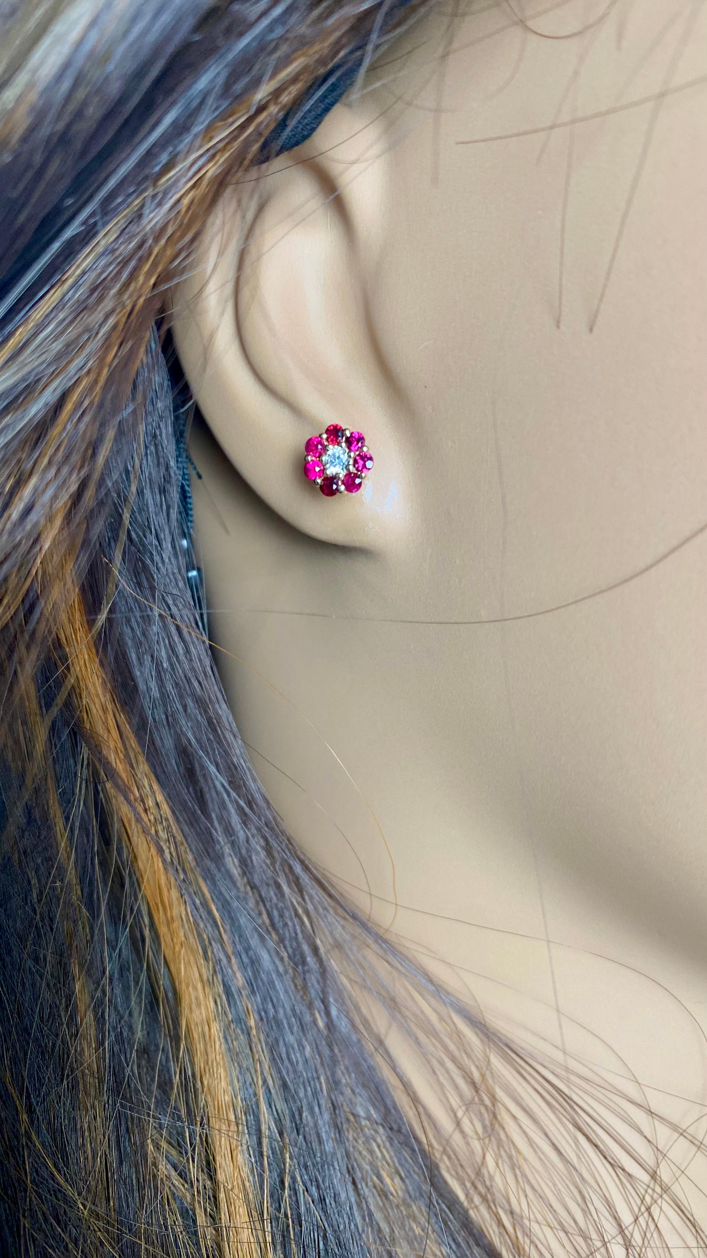 14K Gelbgold Floral Cluster Rubin und Diamant Mini-Ohrstecker im Zustand „Neu“ im Angebot in New York, NY