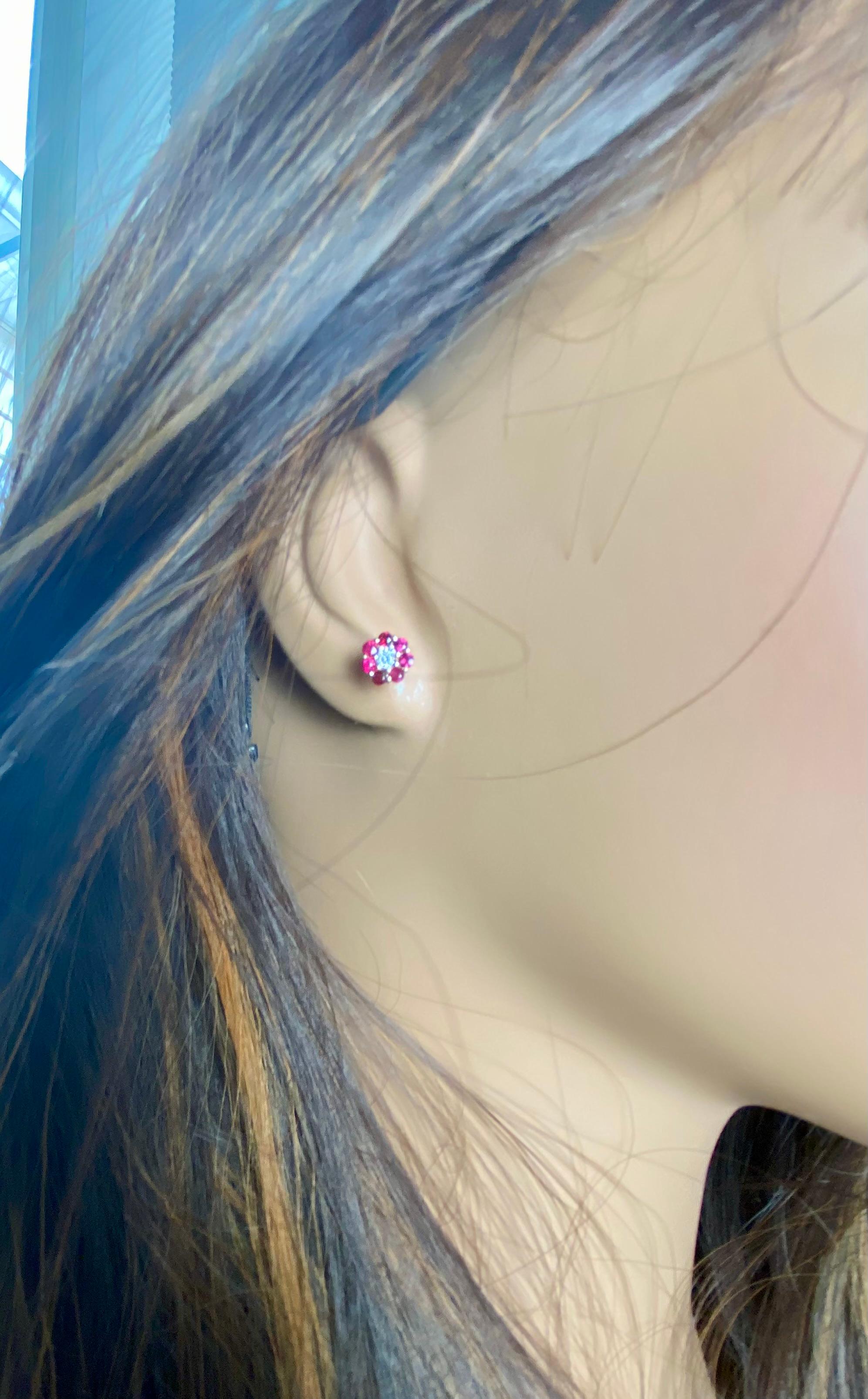 14K Gelbgold Floral Cluster Rubin und Diamant Mini-Ohrstecker für Damen oder Herren im Angebot