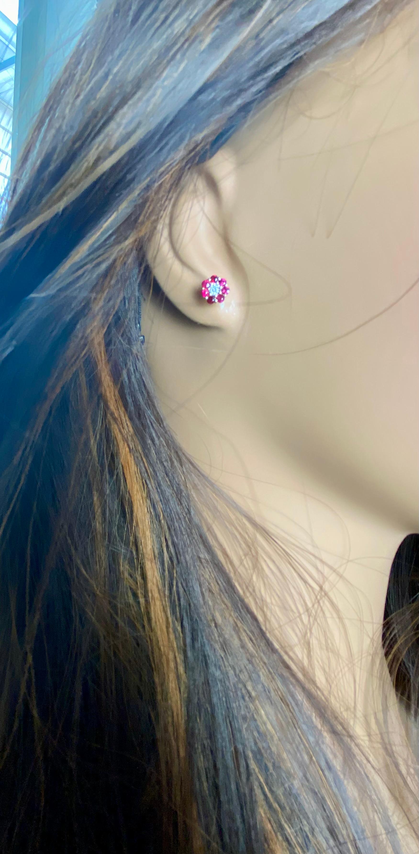 14K Gelbgold Floral Cluster Rubin und Diamant Mini-Ohrstecker im Angebot 1