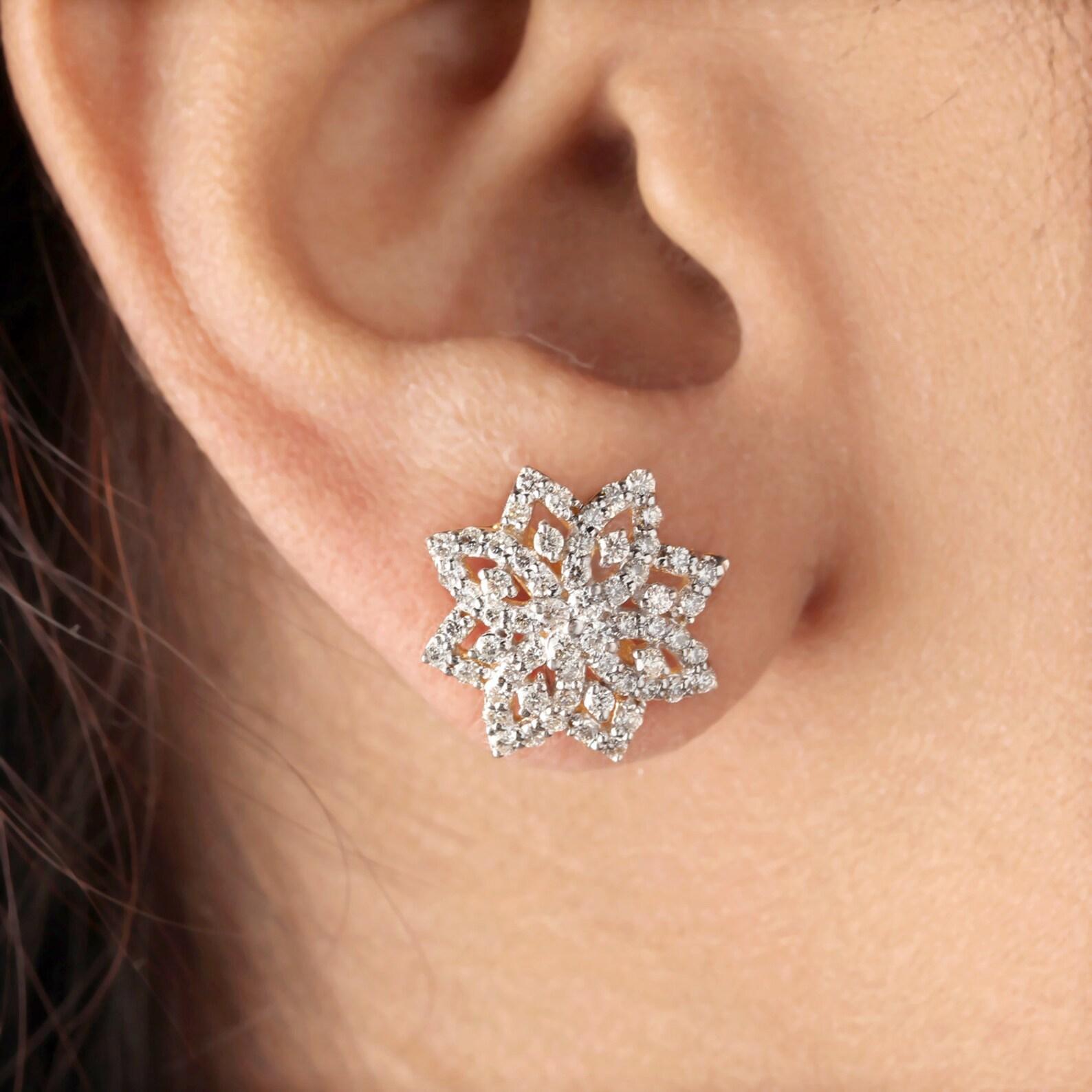 Orecchini in oro giallo 14k con design floreale Nature Pave Diamond Studs Regalo per le donne in vendita 1