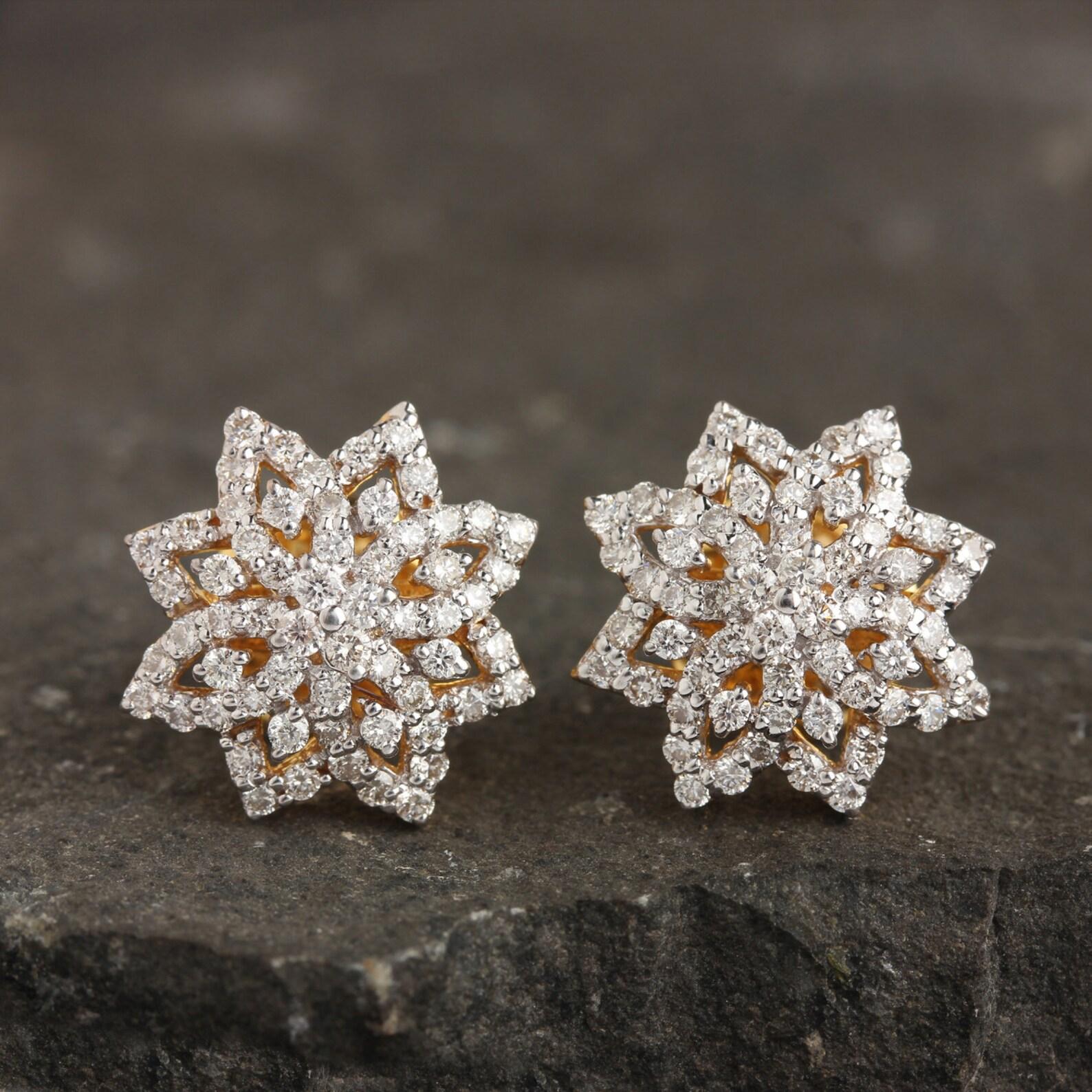Orecchini in oro giallo 14k con design floreale Nature Pave Diamond Studs Regalo per le donne in vendita 2