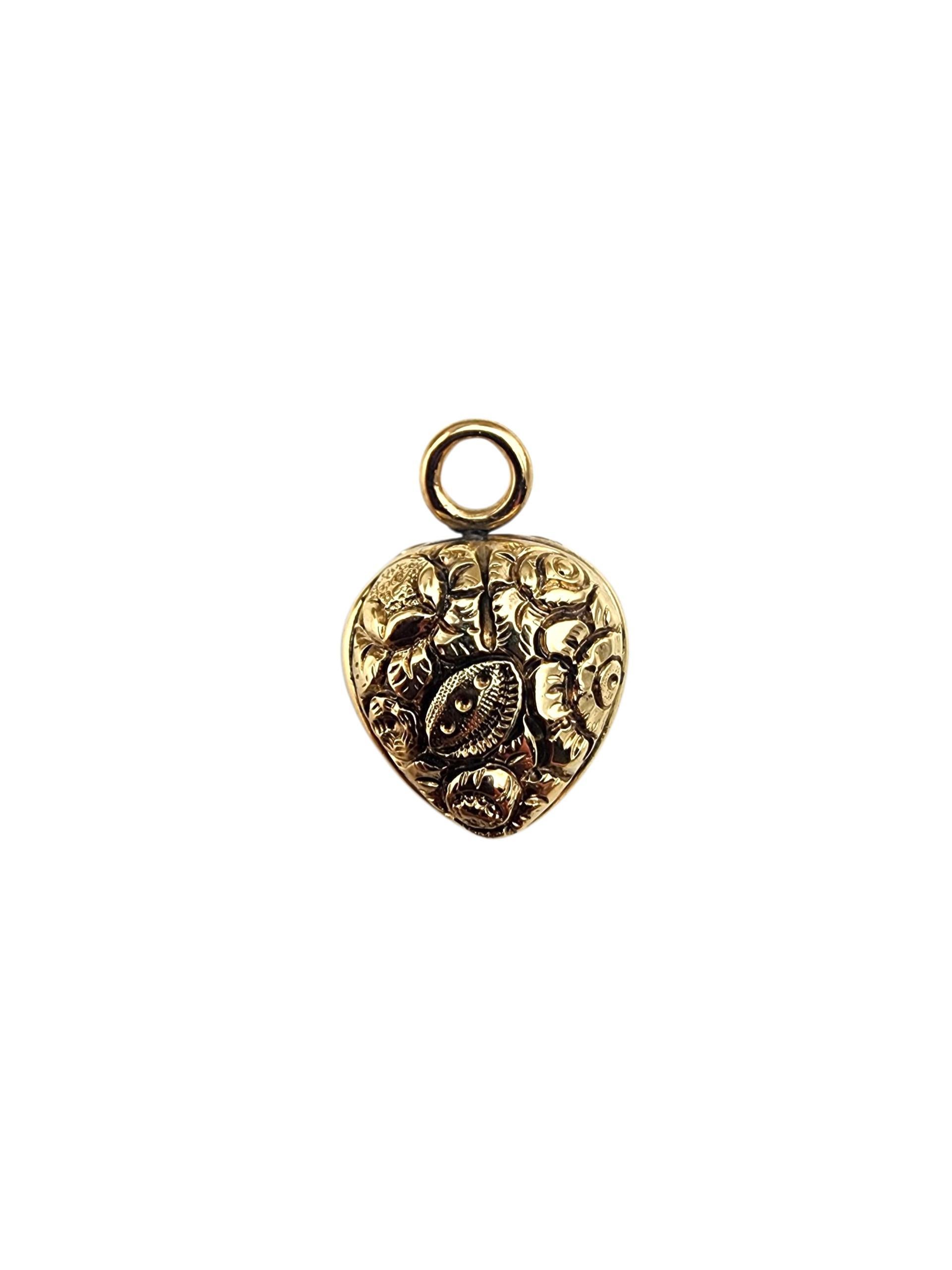 Medaglione con cuore floreale in oro giallo 14K -

Elegante e senza tempo, questo medaglione a lutto in oro giallo 14 carati è un ricordo sentito pensato per tenere stretto un caro ricordo. Caratterizzato da un classico design a cerniera con