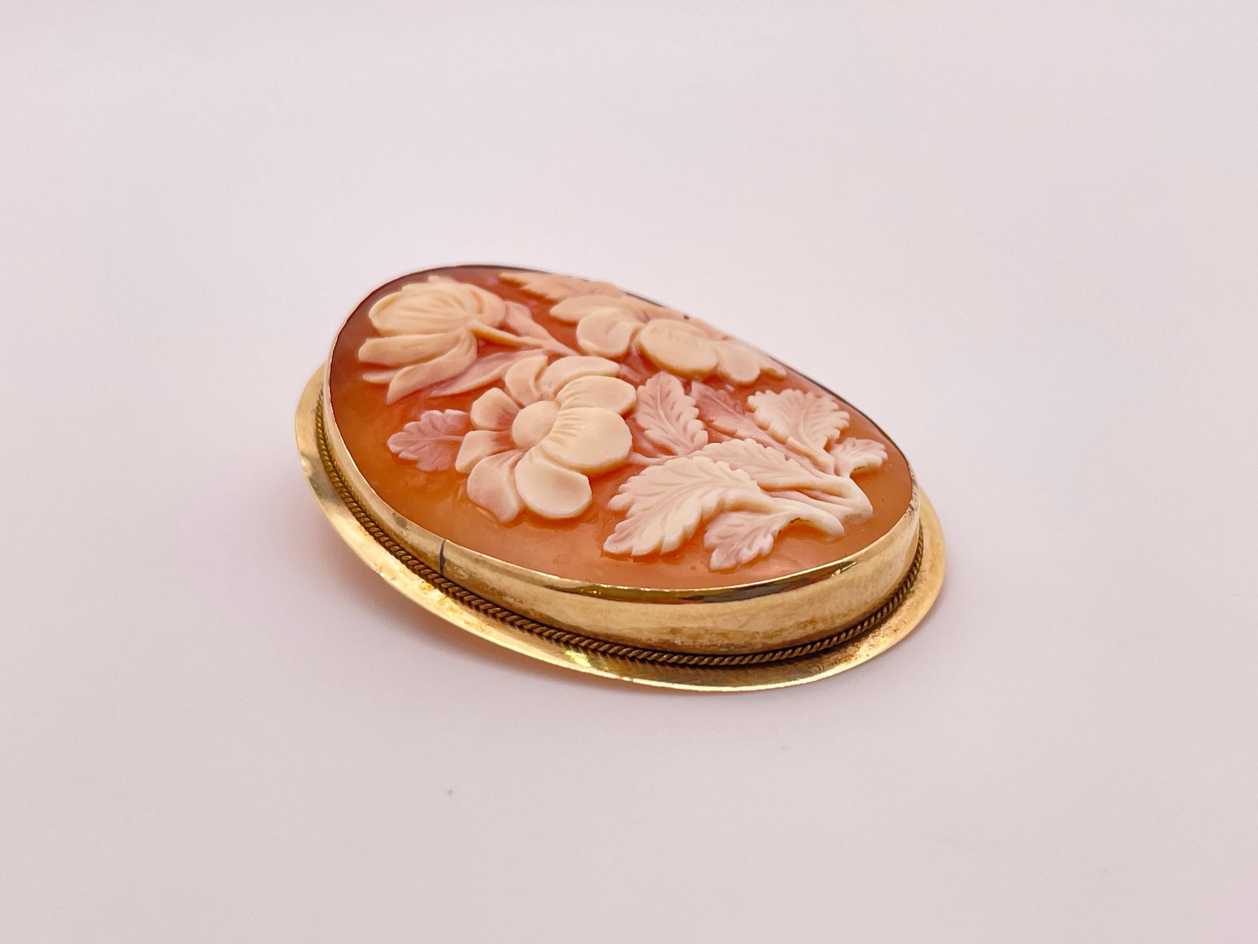 14K Yellow Gold Floral Shell Cameo Pendant Brooch Pin en Bueno estado para la venta en Westport, CT