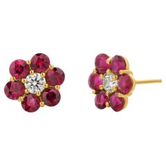 Boucles d'oreilles à clous à motif floral en or jaune 14 carats, serties de rubis et de diamants totalisant 2,40 carats