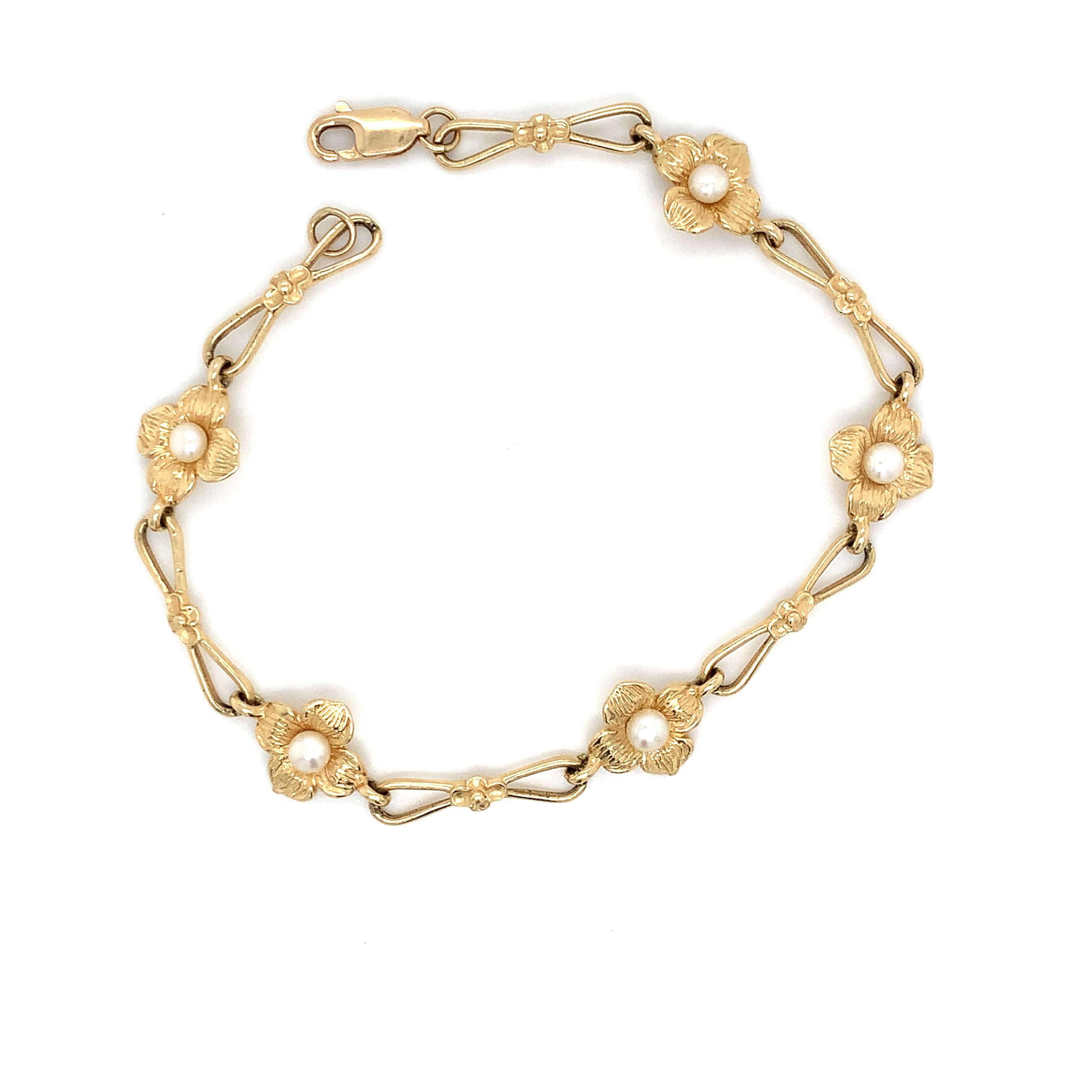 Offering classic beauty and sophisticated elegance, this 14K Yellow Gold Flower Bracelet captures the romantic appeal of vintage style. With an ample length of 7.25, this women's accessory fits comfortably on the wrist, gracefully catching the eye