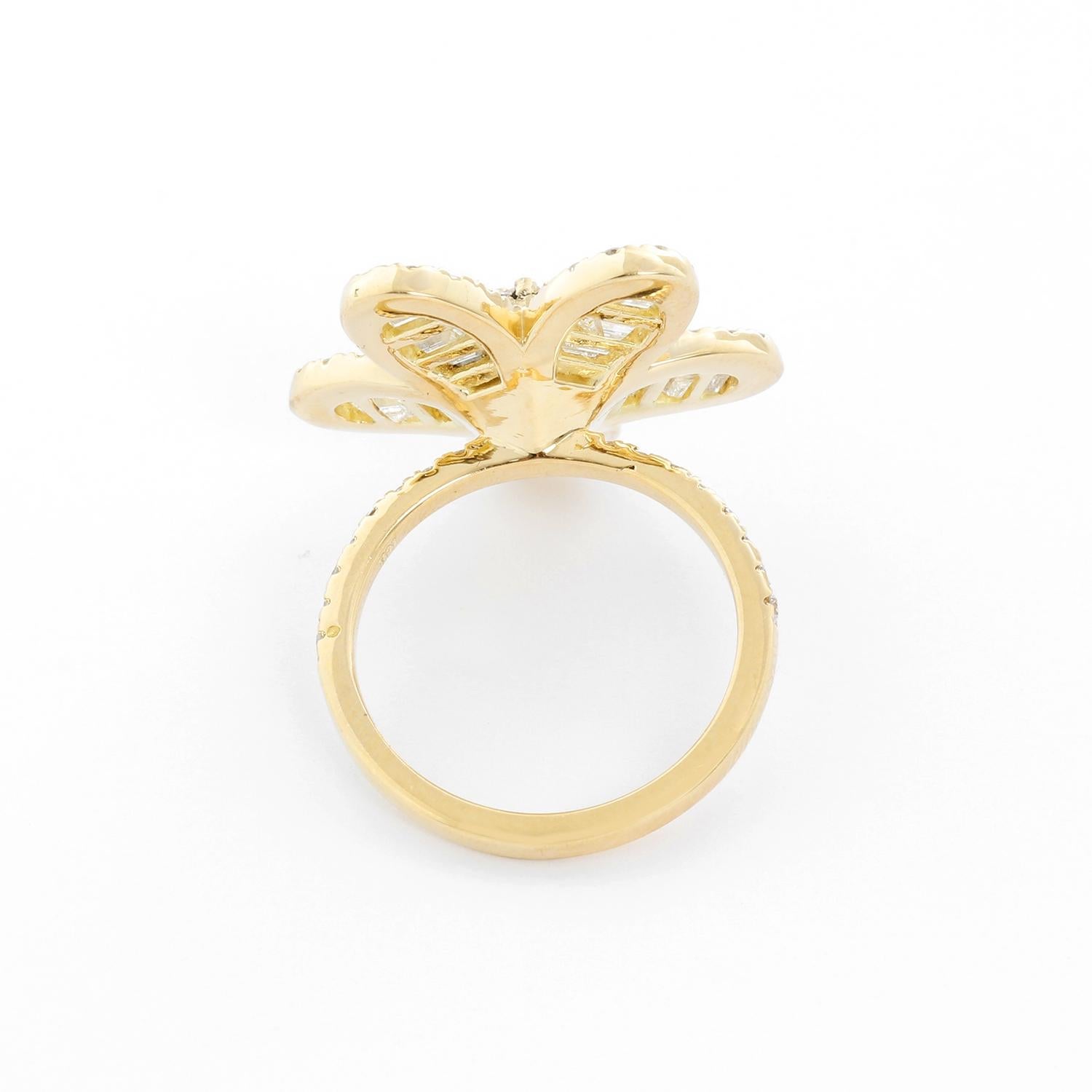 14 Karat Yellow Gold Flower Diamond Ring In New Condition For Sale In Dallas, TX