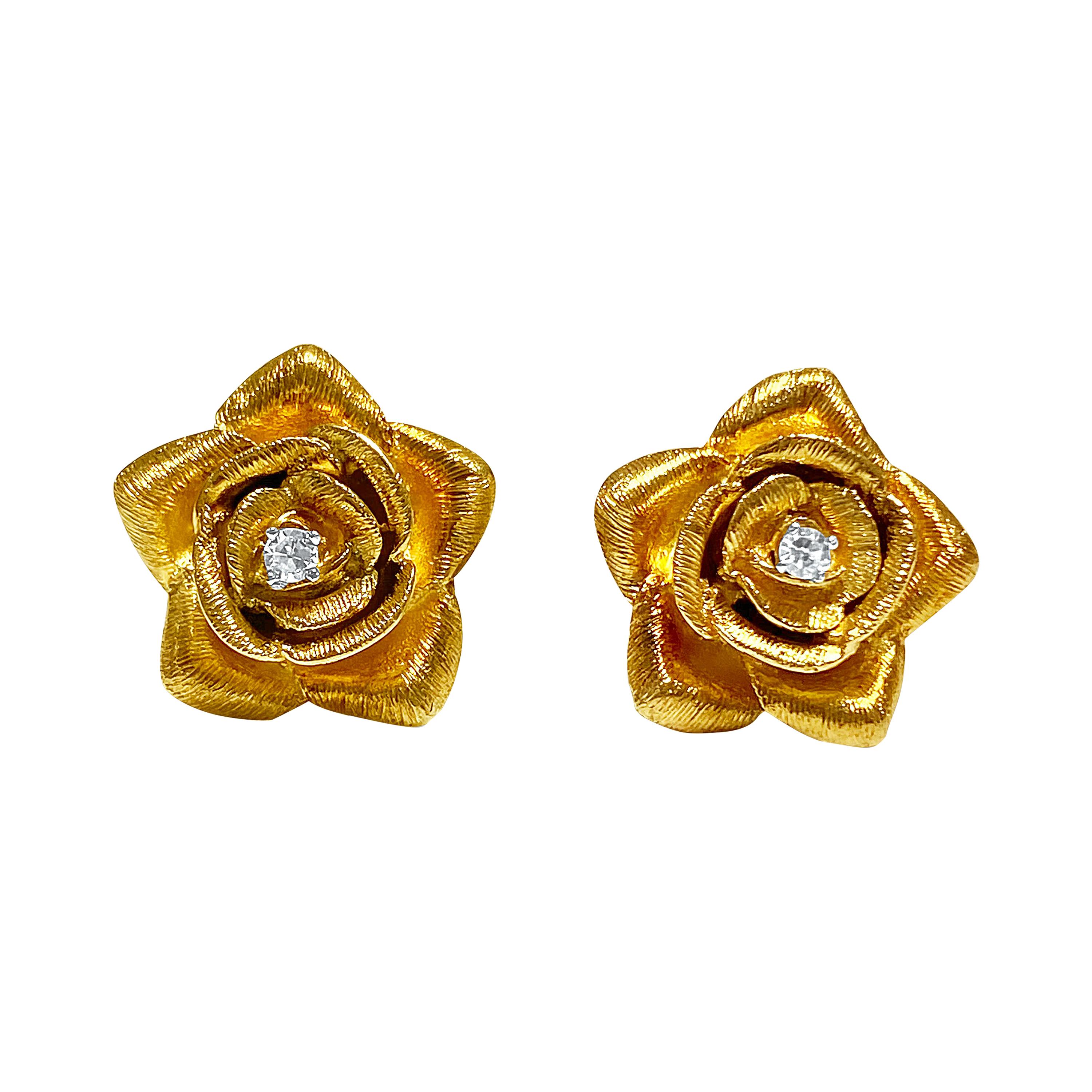 14K Yellow Gold Flower Motif Round-Cut Diamond Stud Earrings For Sale
