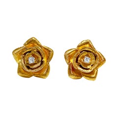 Clous d'oreilles en or jaune 14 carats à motif de fleurs et diamants taille ronde