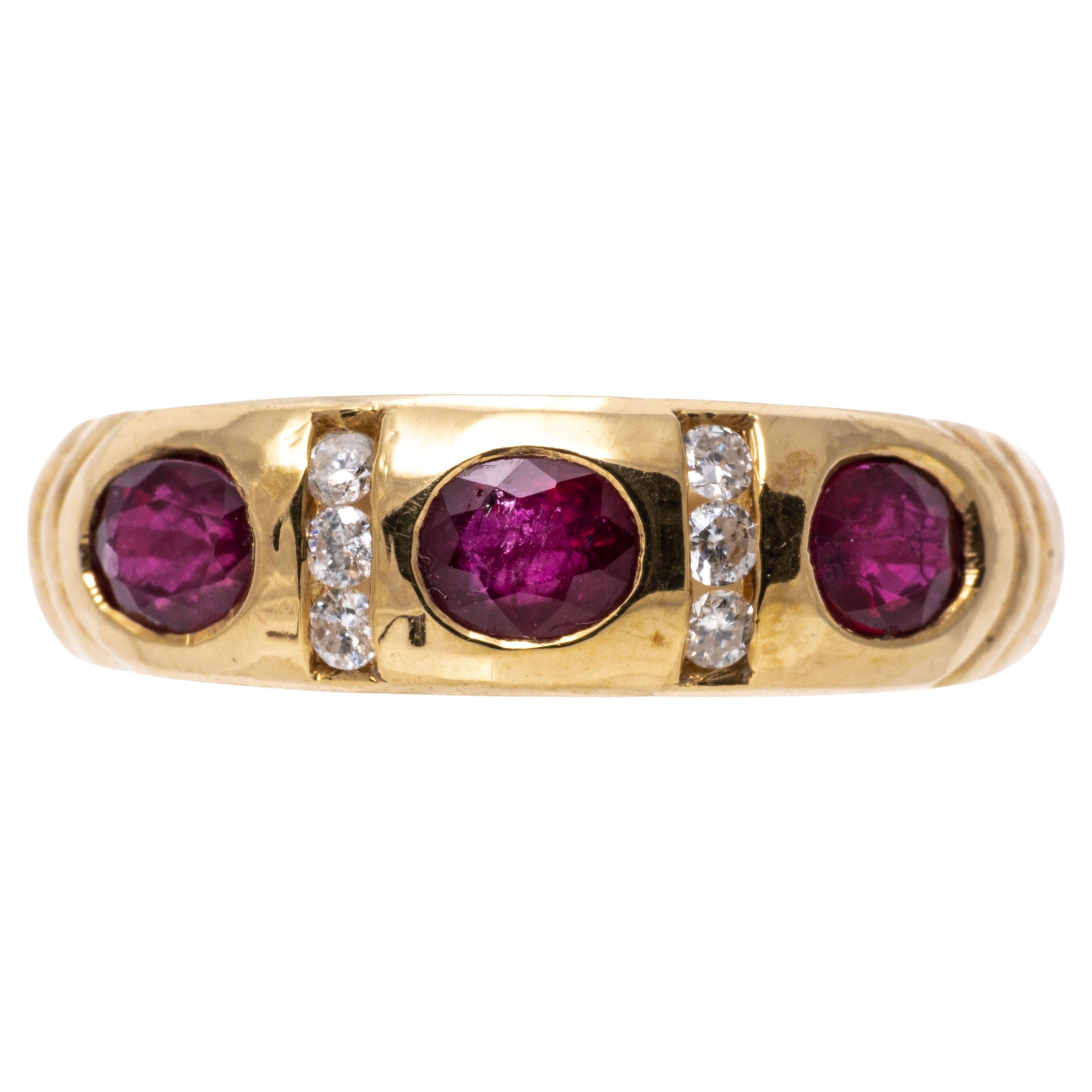 Ring aus 14 Karat Gelbgold mit eingefasstem Rubin und Kanaldiamant