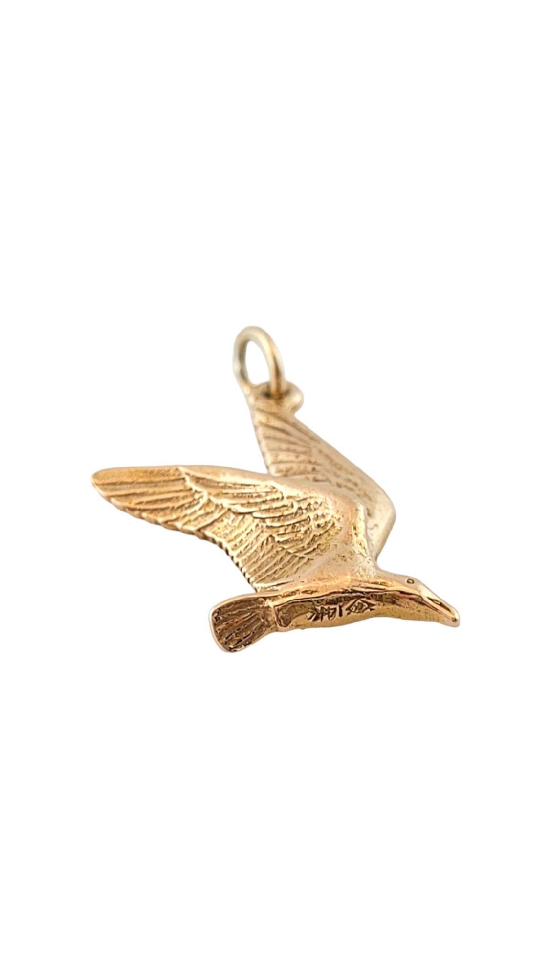 Vintage 14K Yellow Gold Bird Charm

This elegant bird charm features meticulously detailed wings in 14k yellow gold.

Size: 13.6 mm X 23.2 mm

Weight: 3.0 g/ 1.9 dwt

Hallmark: 14K

Very good condition, professionally polished.

Will come packaged