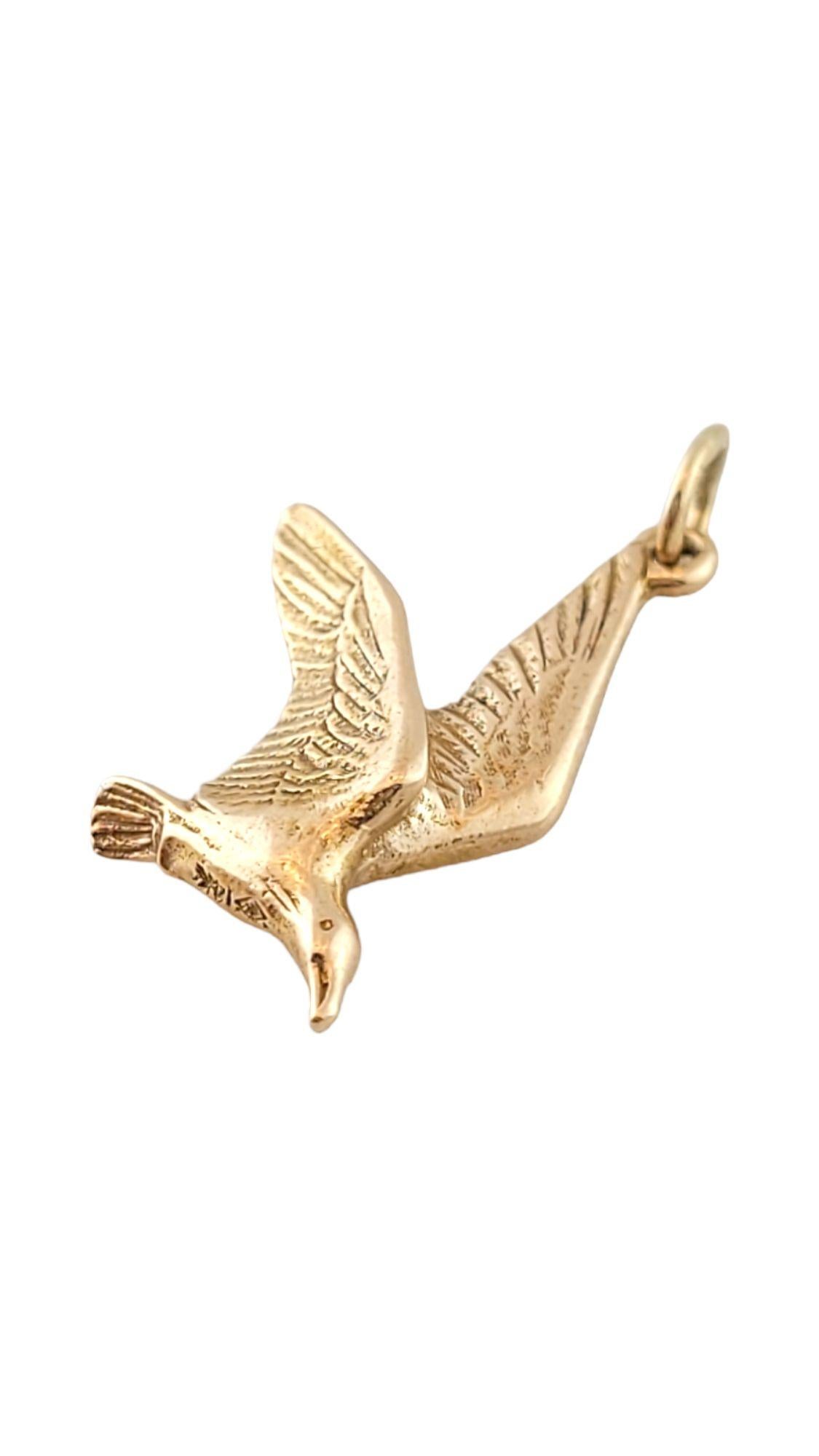 14K Yellow Gold Flying Bird Charm #14320 In Good Condition For Sale In Washington Depot, CT