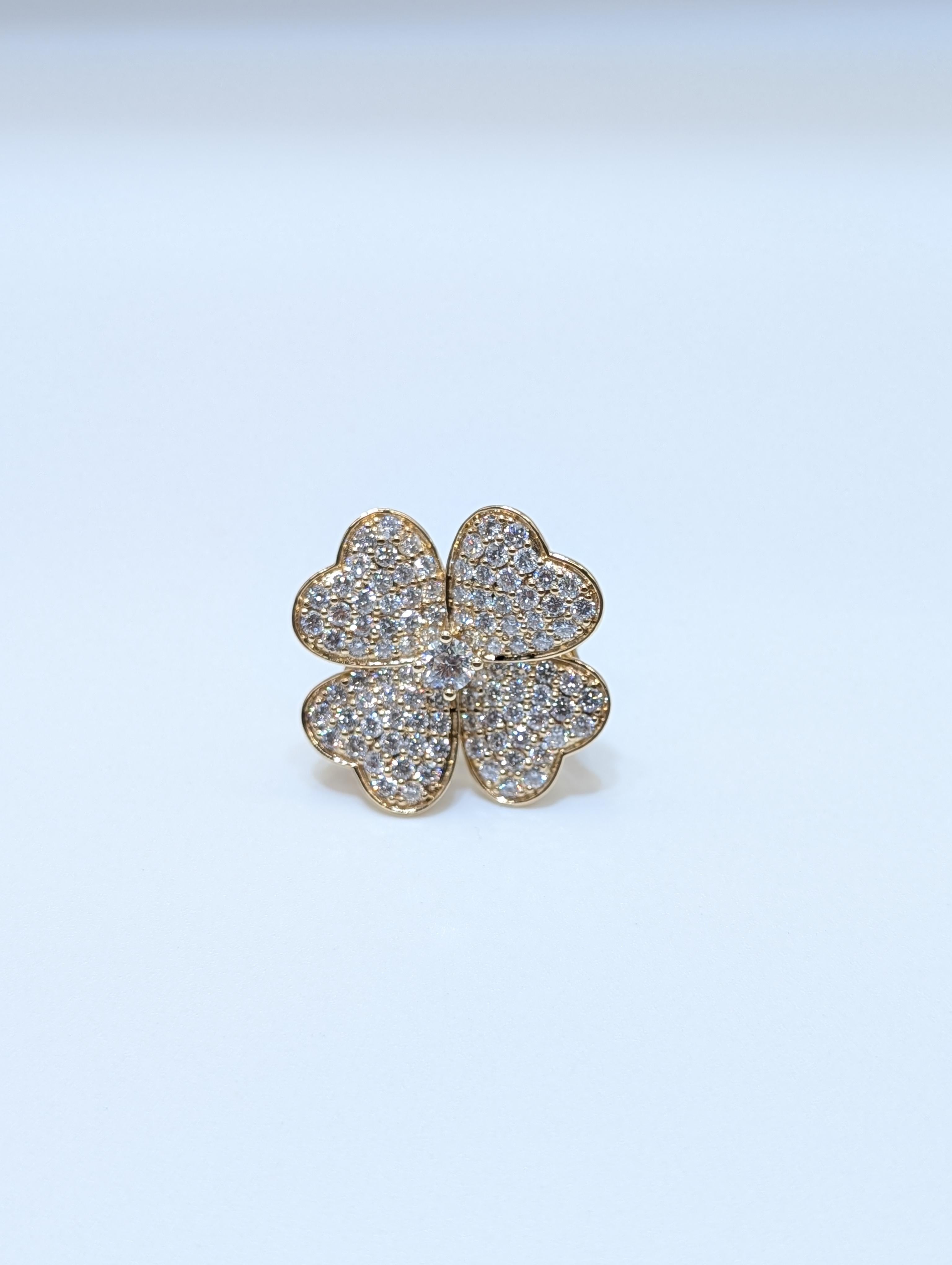 Célébrez la beauté intemporelle et une touche de chance avec cette superbe bague en or jaune 14 carats à quatre feuilles. Chaque pétale est gracieusement incrusté de diamants ronds de taille brillant sertis en pavé, créant un éblouissant spectacle
