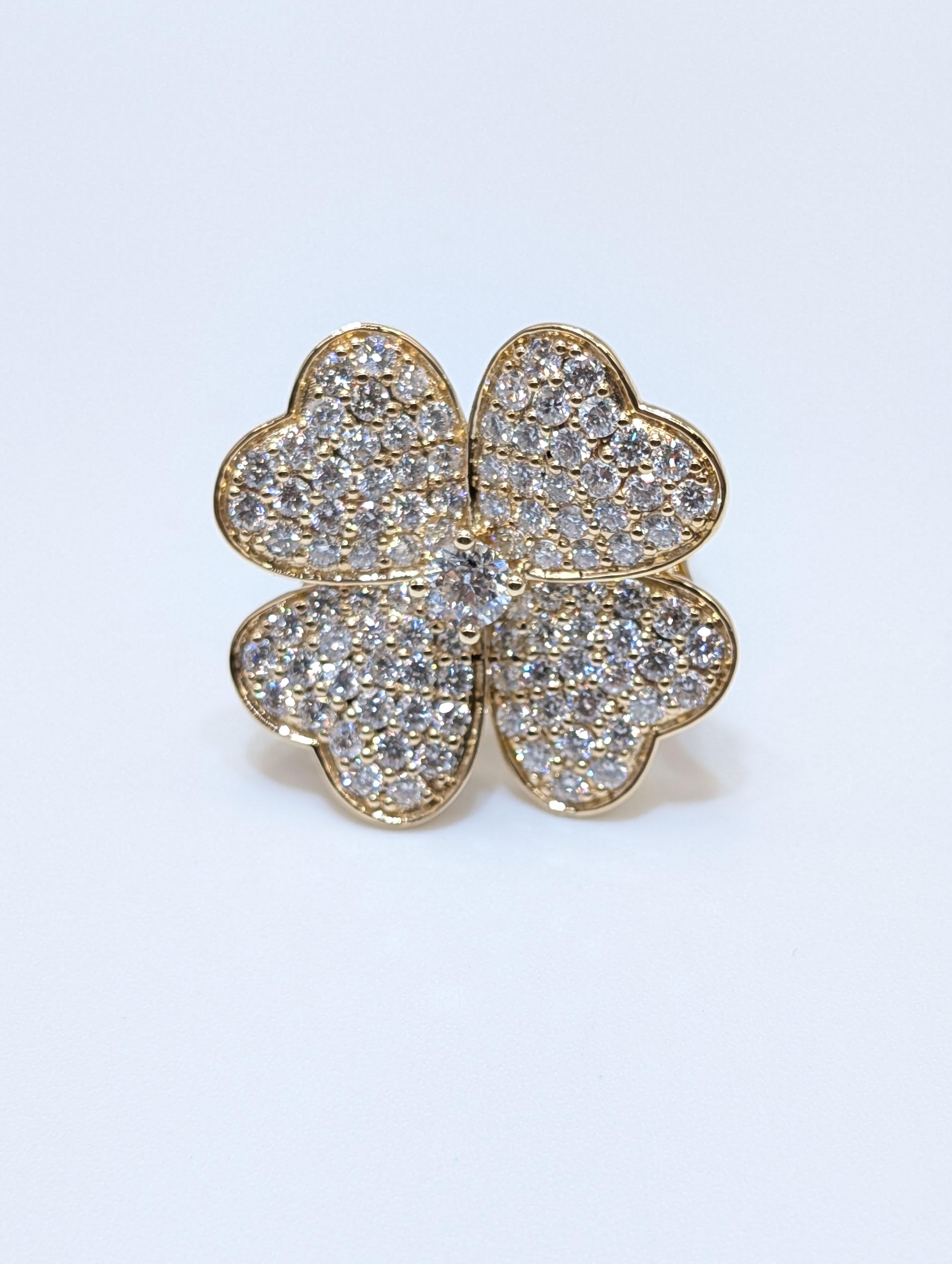 Taille ronde Bague cocktail trèfle à quatre feuilles en or jaune 14 carats avec 3,41 carats de diamants en vente