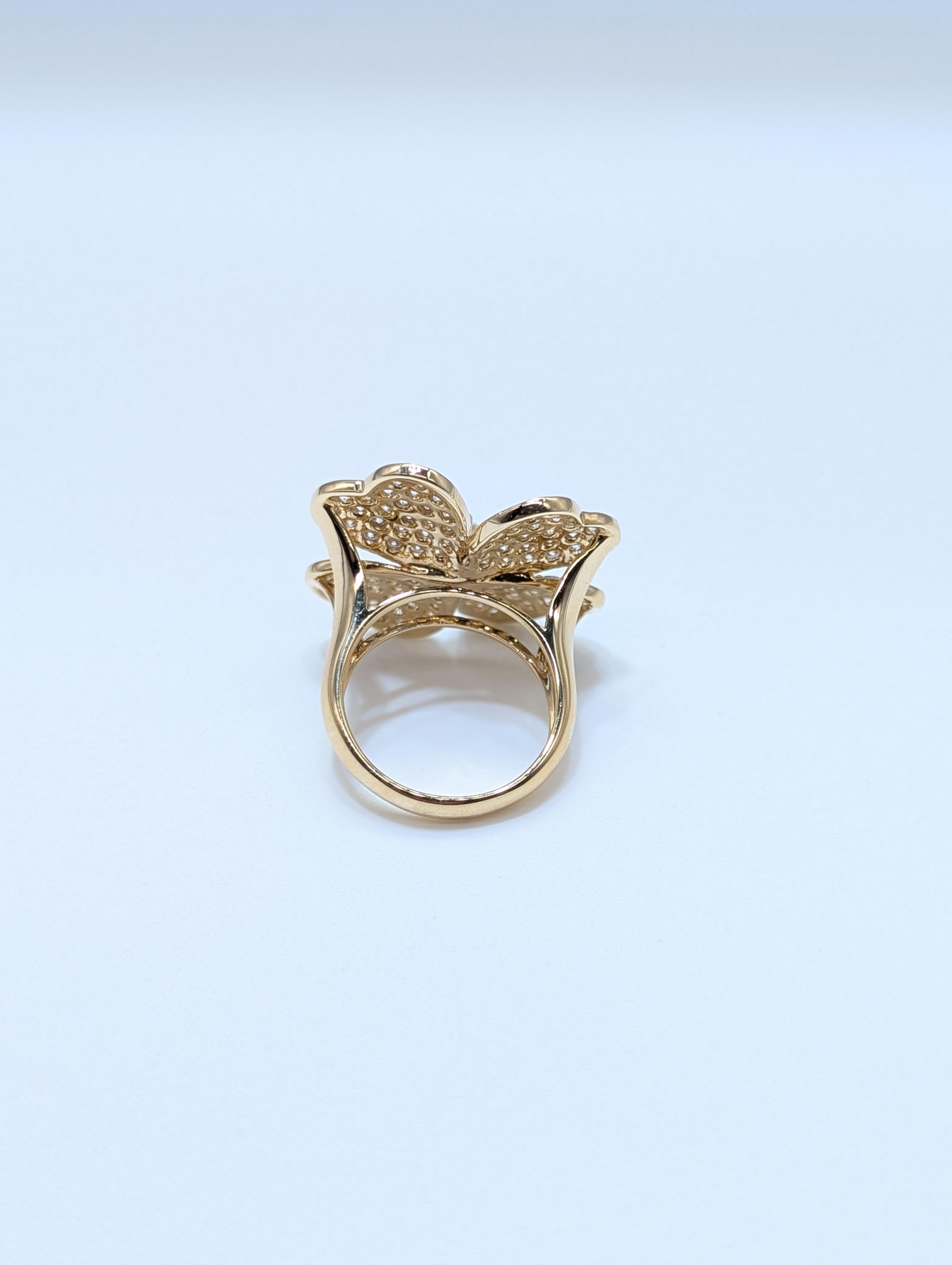 Bague cocktail trèfle à quatre feuilles en or jaune 14 carats avec 3,41 carats de diamants en vente 1