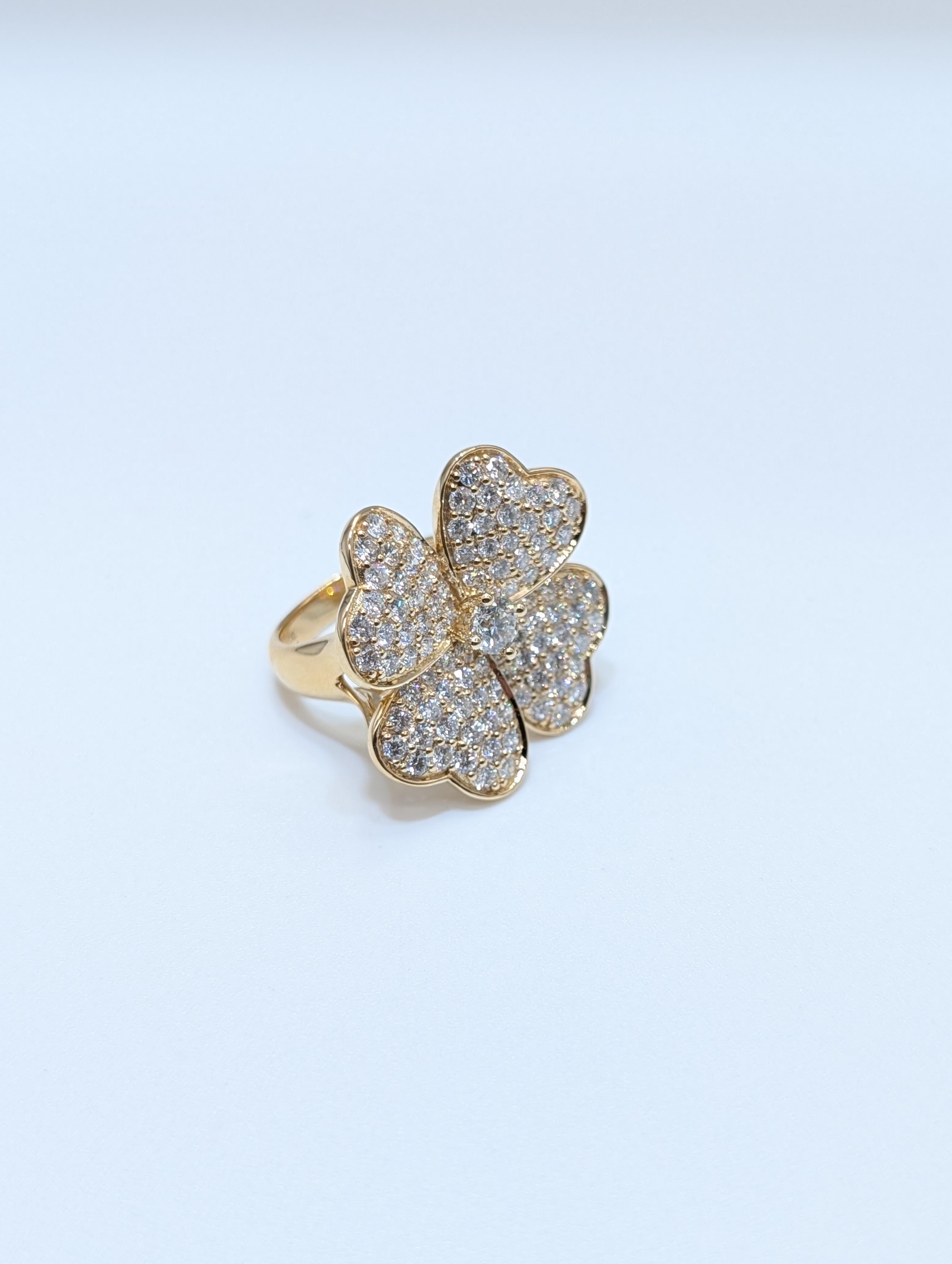Bague cocktail trèfle à quatre feuilles en or jaune 14 carats avec 3,41 carats de diamants en vente 3