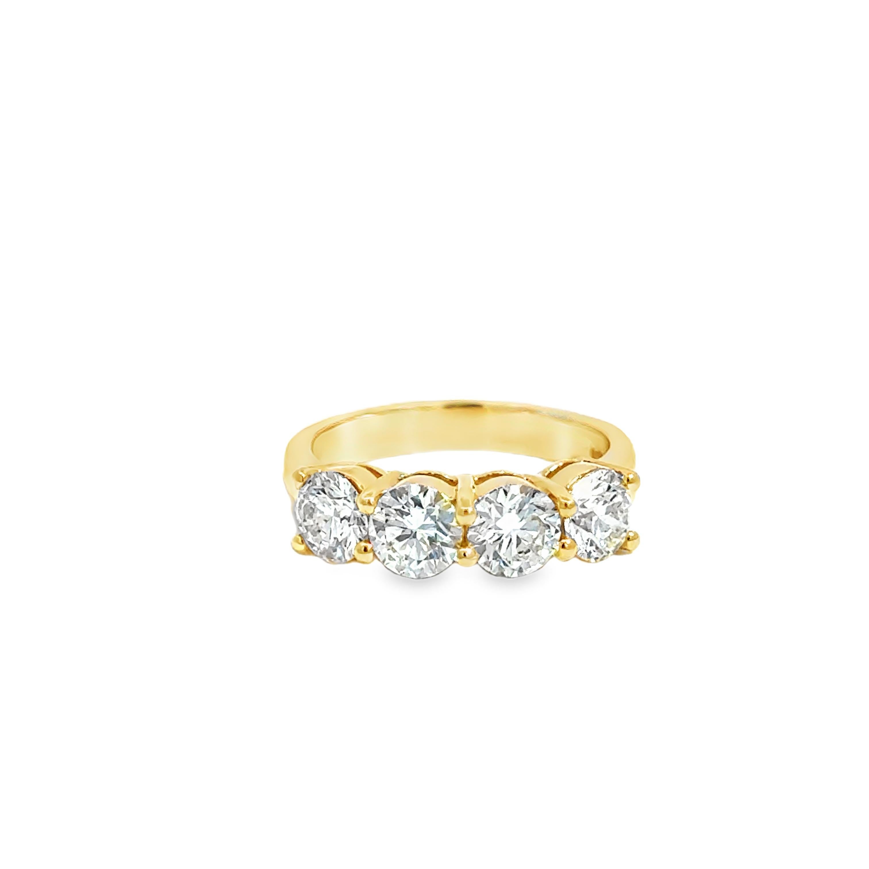 Cette exquise bague en or jaune 14k met en valeur quatre diamants brillants totalisant 2,42 carats, magistralement sertis pour mettre en valeur leur éclat et leur feu. La pièce équilibre l'élégance avec la présence, pesant 5,60 grammes, ce qui en