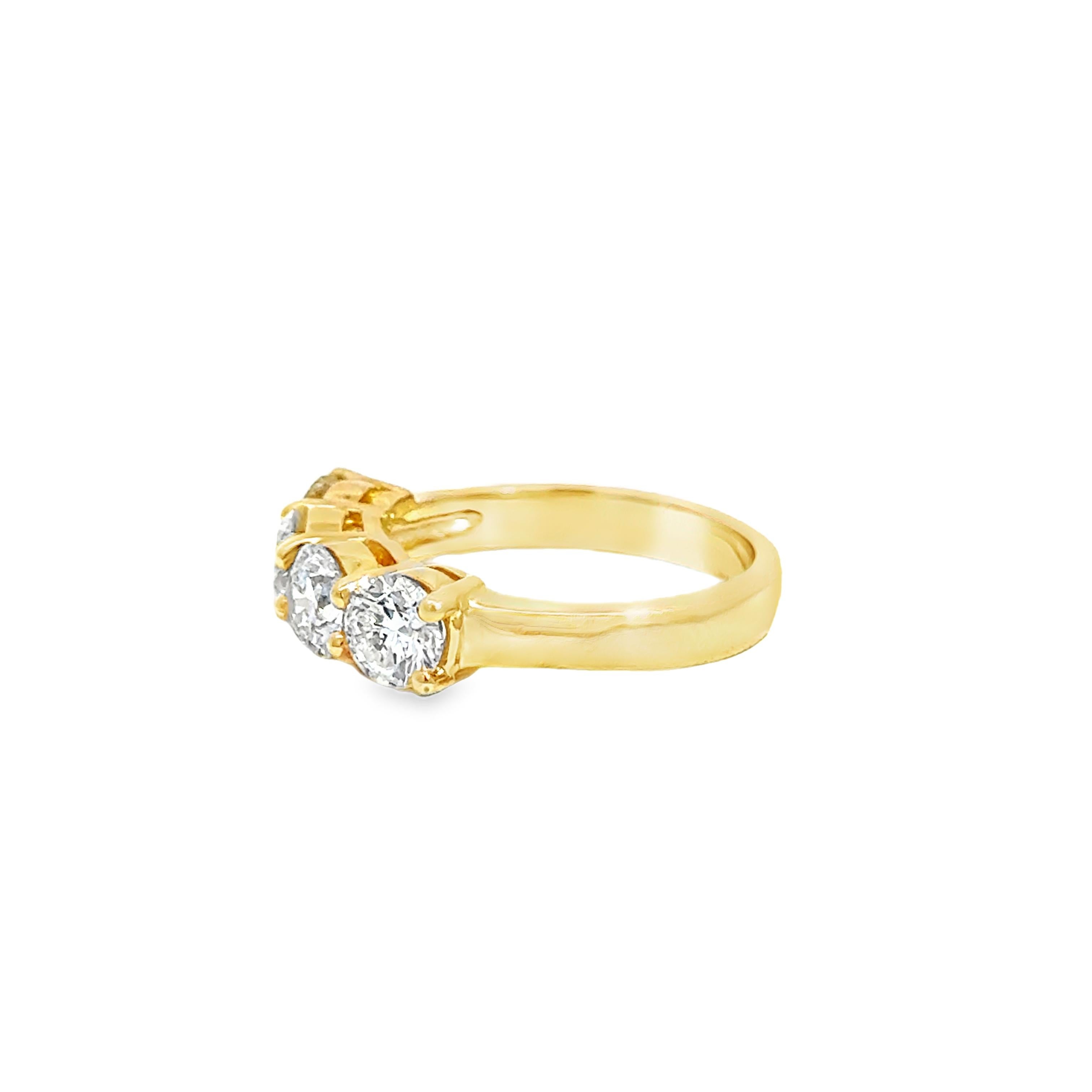 Taille ronde Bandeau en or jaune 14k à quatre pierres - 2.42ct en vente