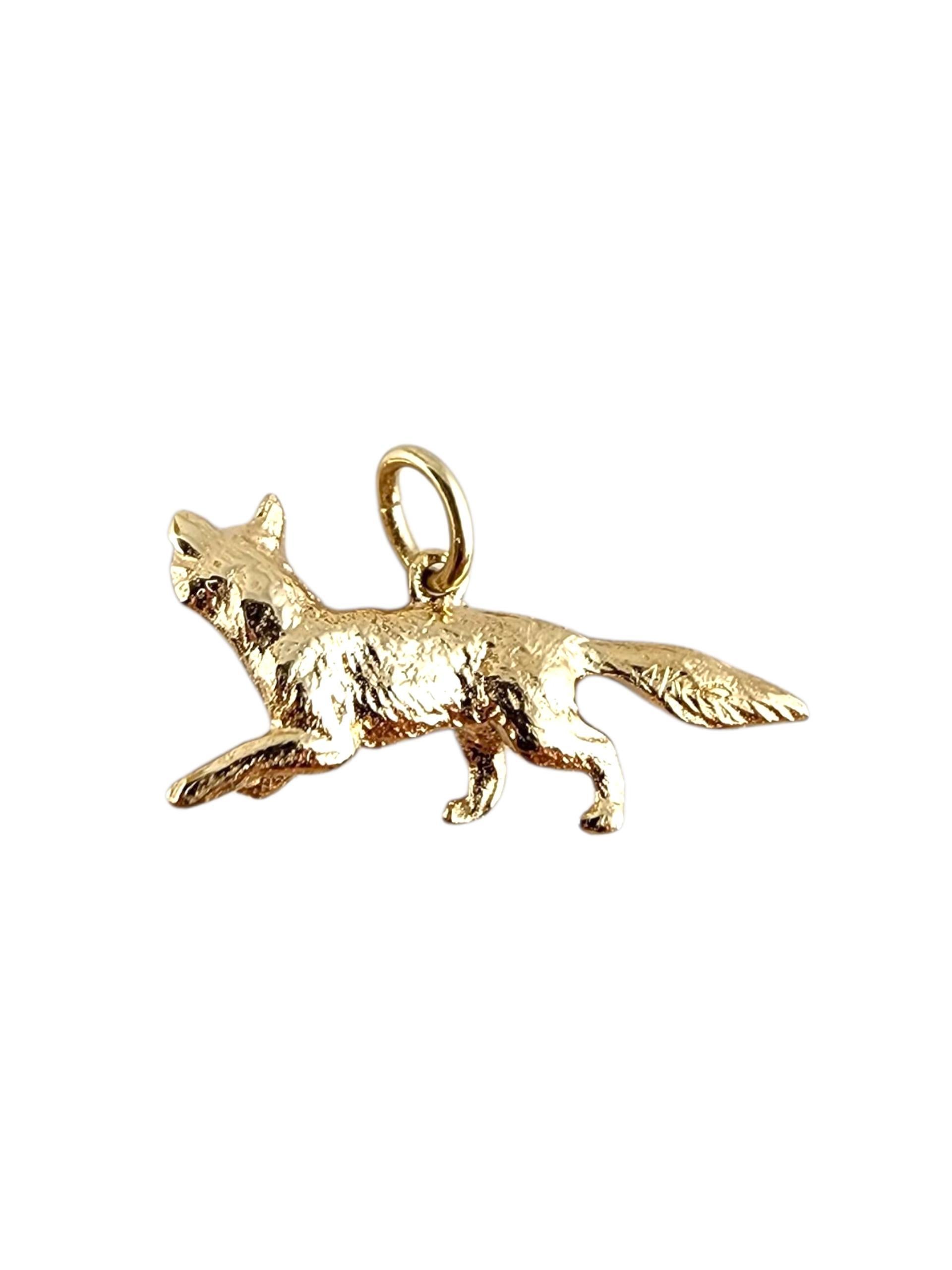 Charm a forma di volpe in oro giallo 14K 

Questo charm a forma di volpe in oro giallo 14K cattura lo spirito intelligente e aggraziato della volpe con dettagli intricati e una finitura lucida. Elegante e giocoso, è un'aggiunta unica a qualsiasi
