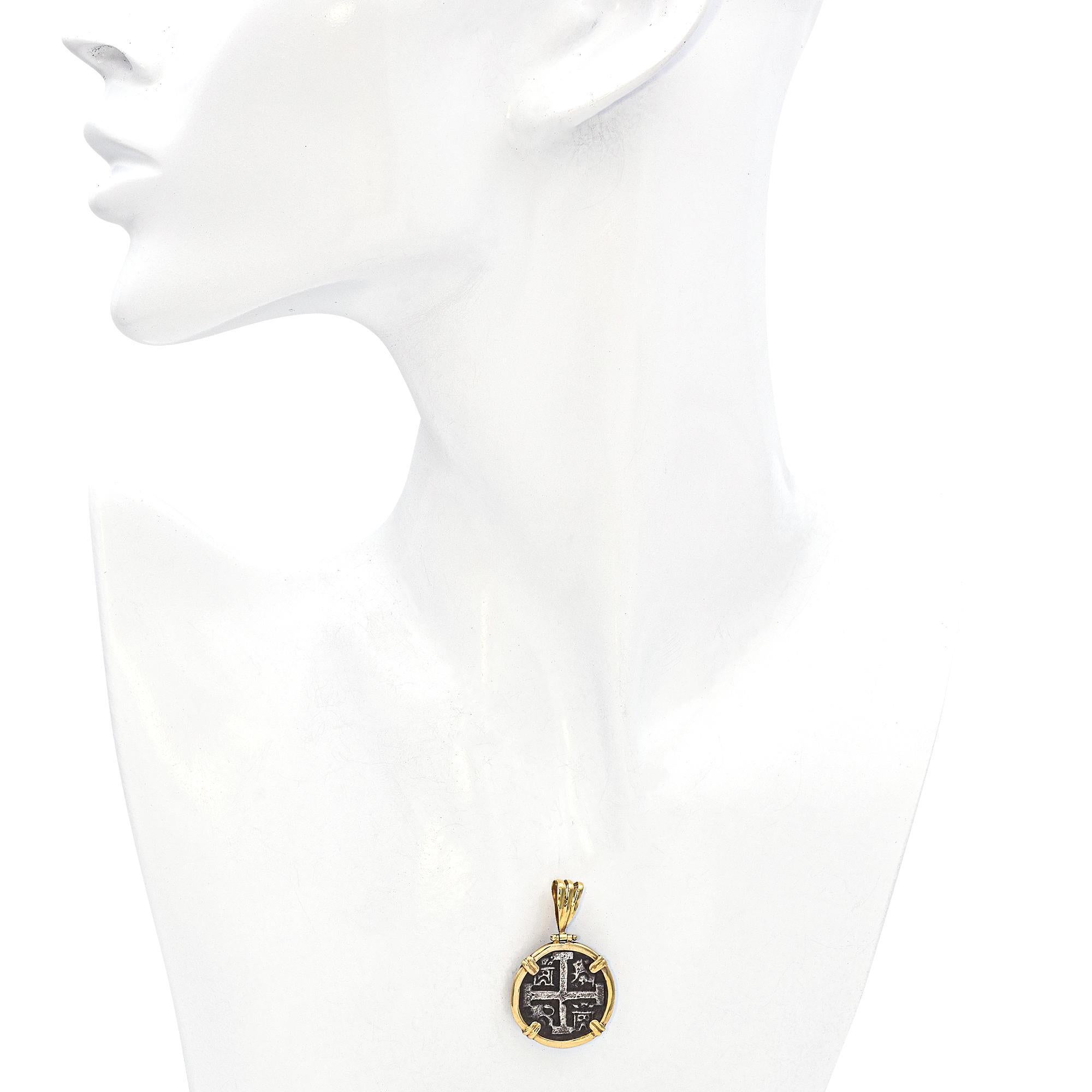 Ciondolo con moneta del naufragio di Atocha in argento con cornice in oro giallo 14k In condizioni buone in vendita a New York, NY