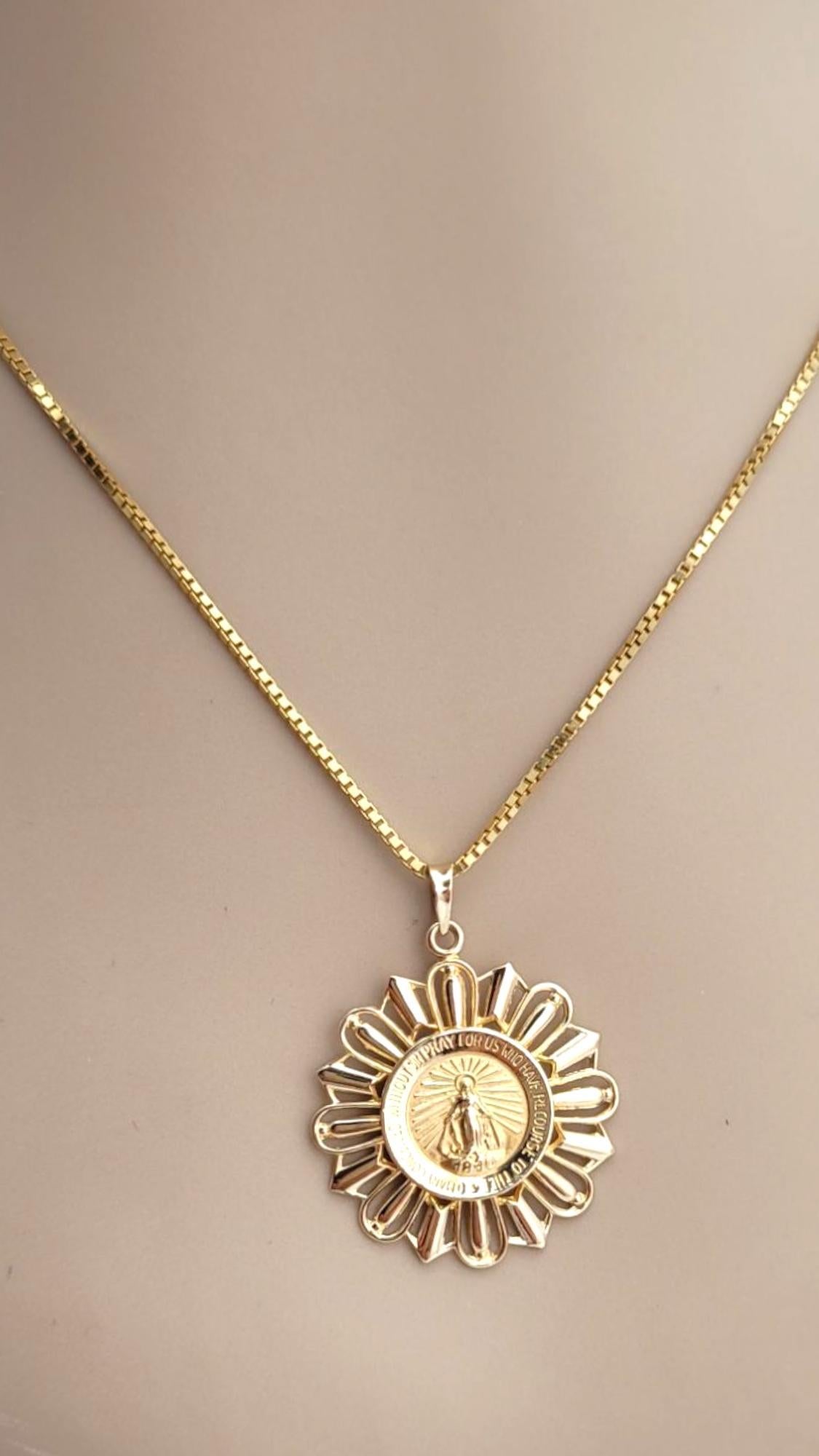 Ciondolo con medaglia miracolosa incorniciata in oro giallo 14K #21994 in vendita 1