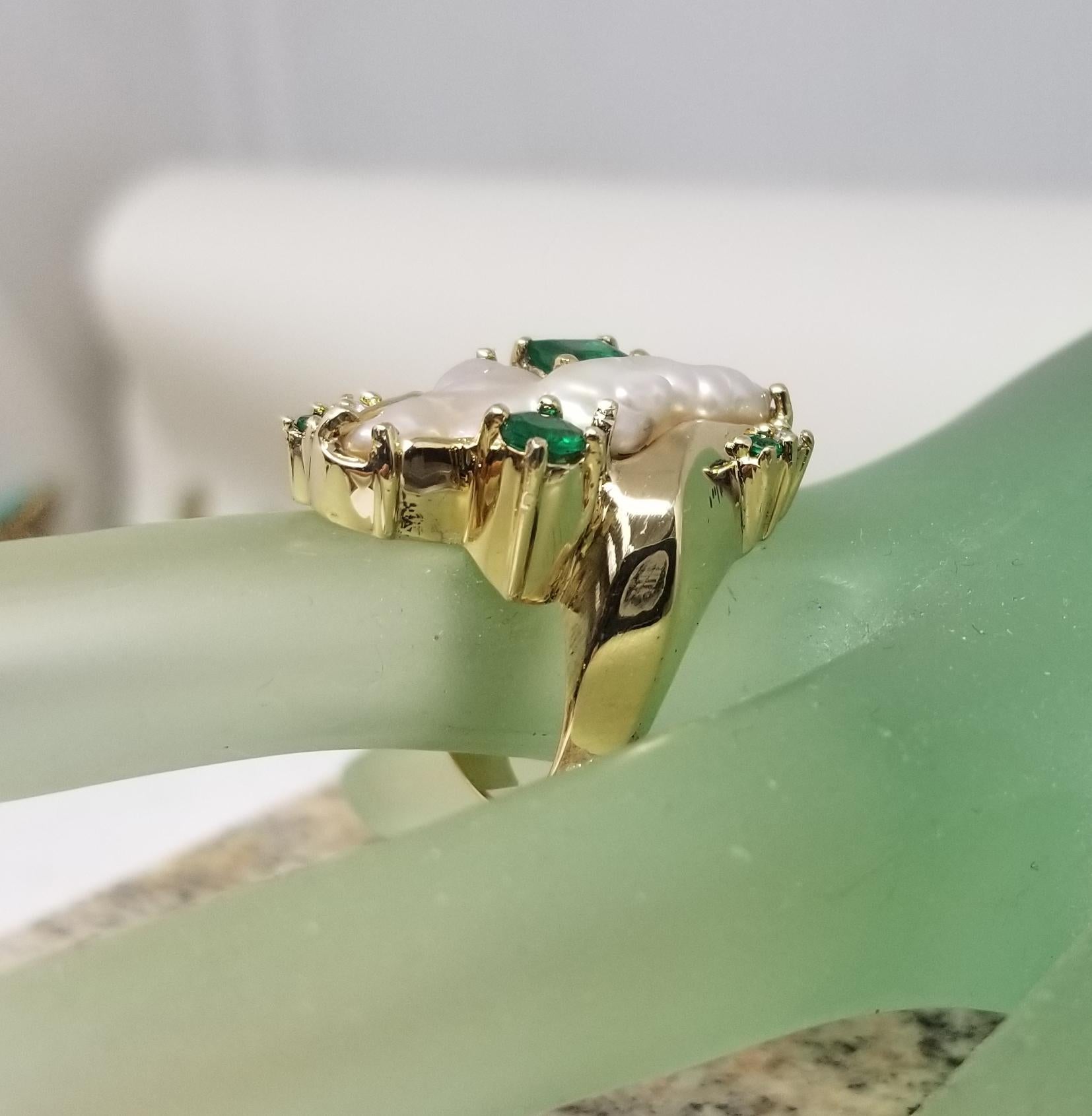 14k Yellow Gold Free Form Pearl with Emeralds and Diamonds Cocktail Ring In Excellent Condition For Sale In Los Angeles, CA