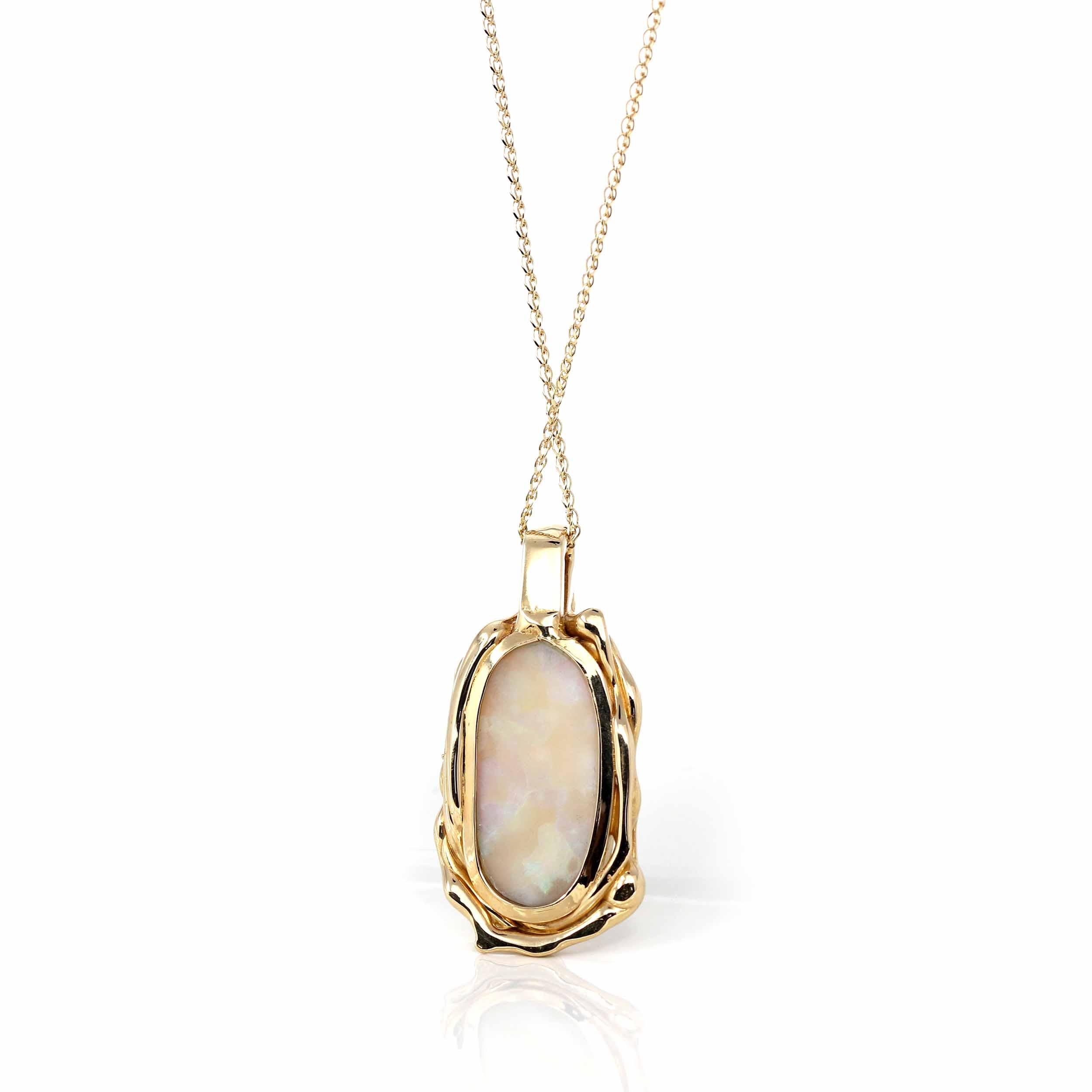 Taglio ovale Collana in oro giallo 14k con castone a forma libera di opale bianco australiano in vendita
