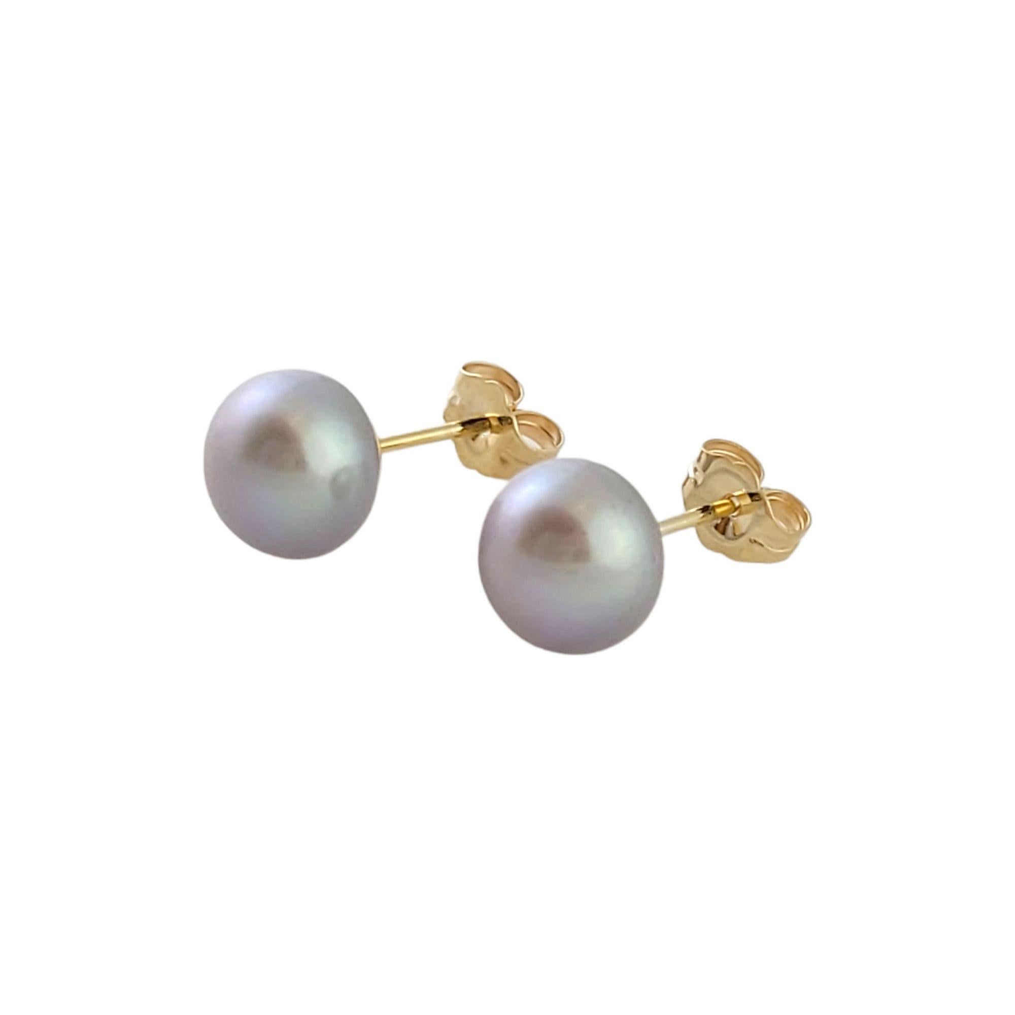 Gorgeous pair of freshwater black pearl studs on 14K yellow gold posts and backs!

Pearl size: 8.28mm each

Weight: 1.8 g/ 1.1 dwt

Hallmark: 14K

Very good condition, professionally polished.

Will come packaged in a gift box or pouch (when