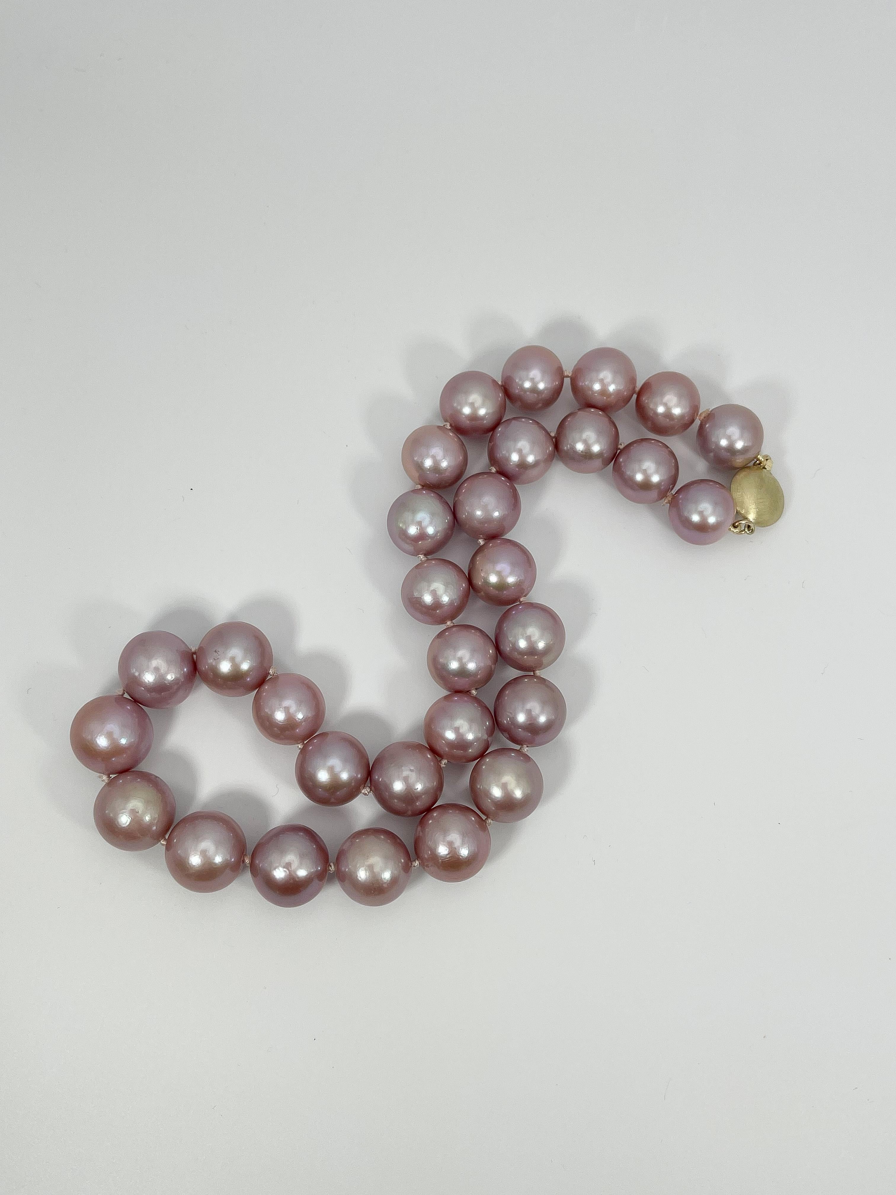14k yellow gold freshwater Edison natural pink pearl necklace. The length of this necklace is 18 inches, the width is 13-15 mm, has a pearl clasp to open and close, and it has a total weight of 114.1 grams.