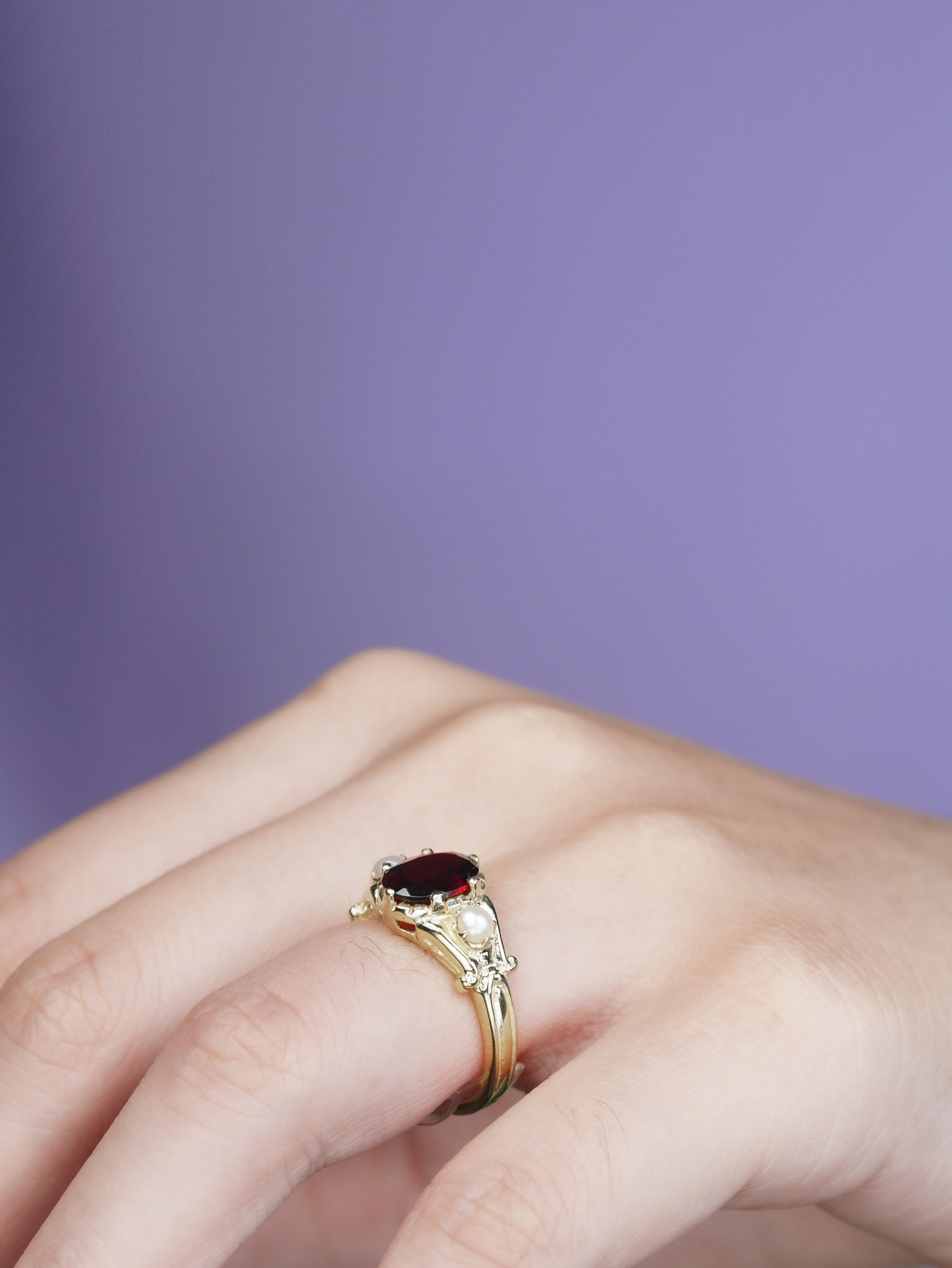 14K Gelbgold Granat und Perle Vintage Style Drei Stein Ring im Angebot 1