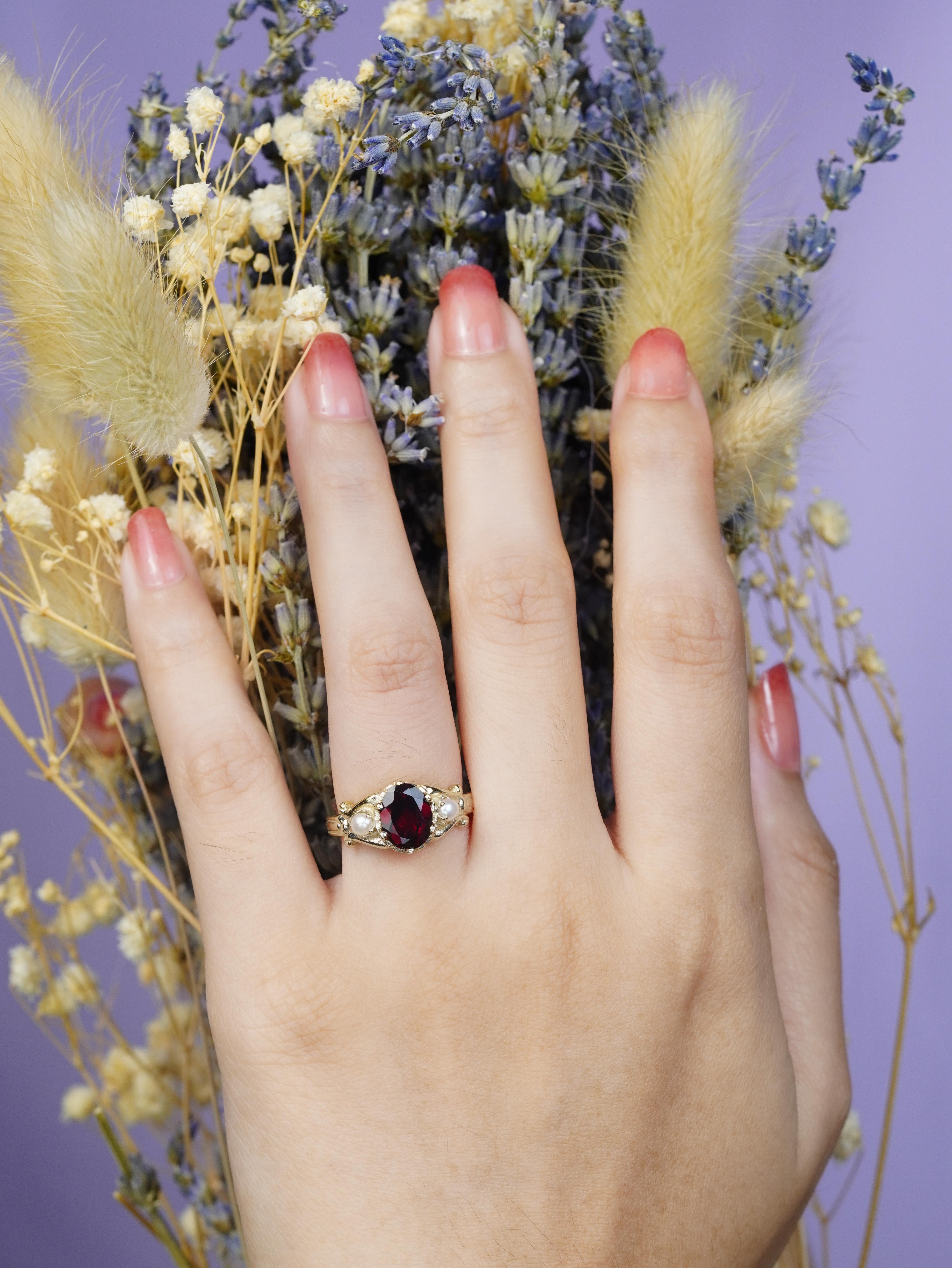 14K Gelbgold Granat und Perle Vintage Style Drei Stein Ring im Angebot 2