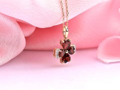 Ciondolo a forma di trifoglio con granato in oro giallo 14K