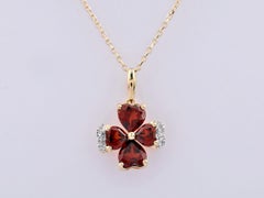 Ciondolo a forma di trifoglio con granato in oro giallo 14K