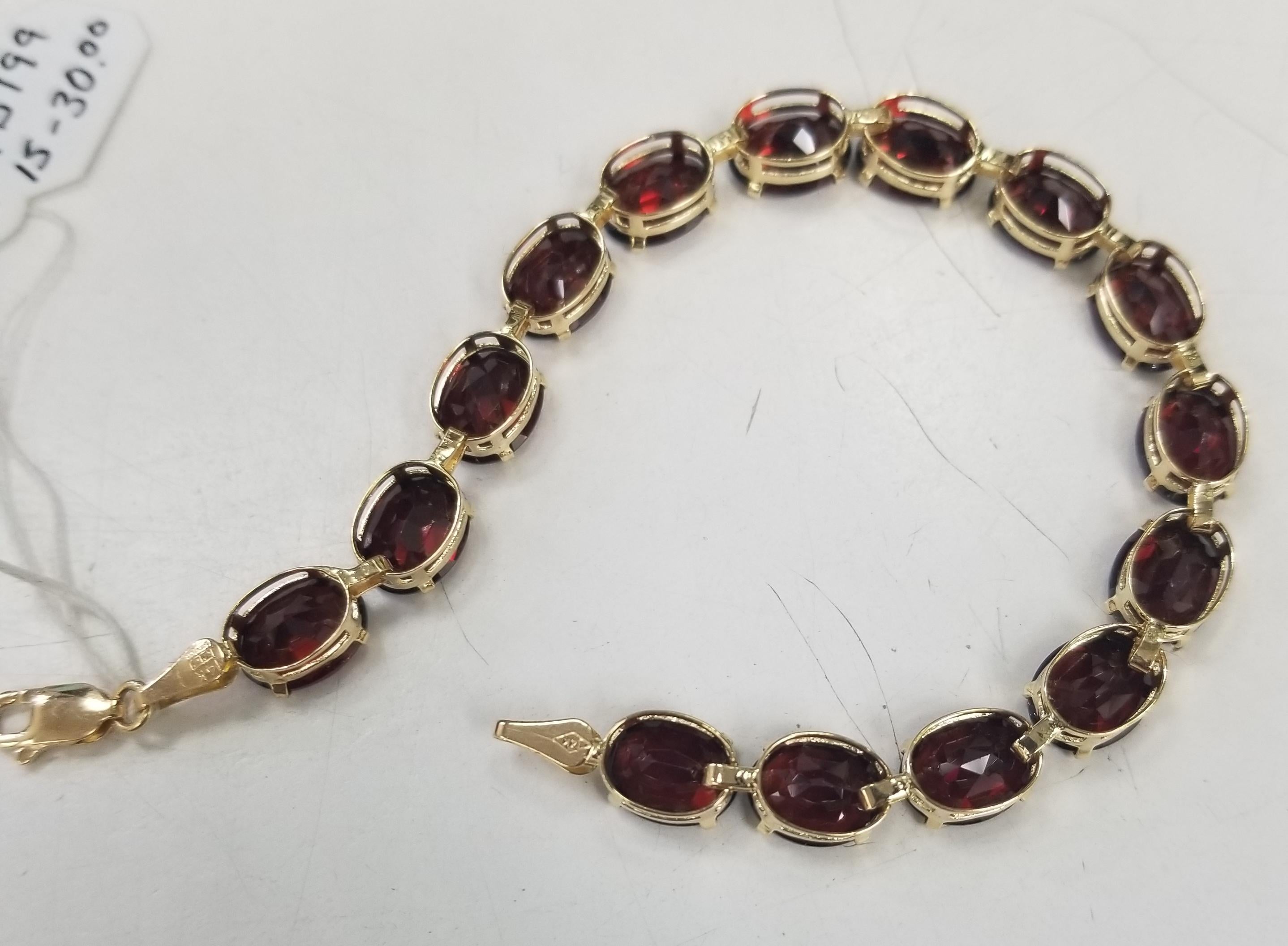 Contemporary 14k Yellow Gold Garnet Prong Bracelet with Approx. 30cts. For Sale