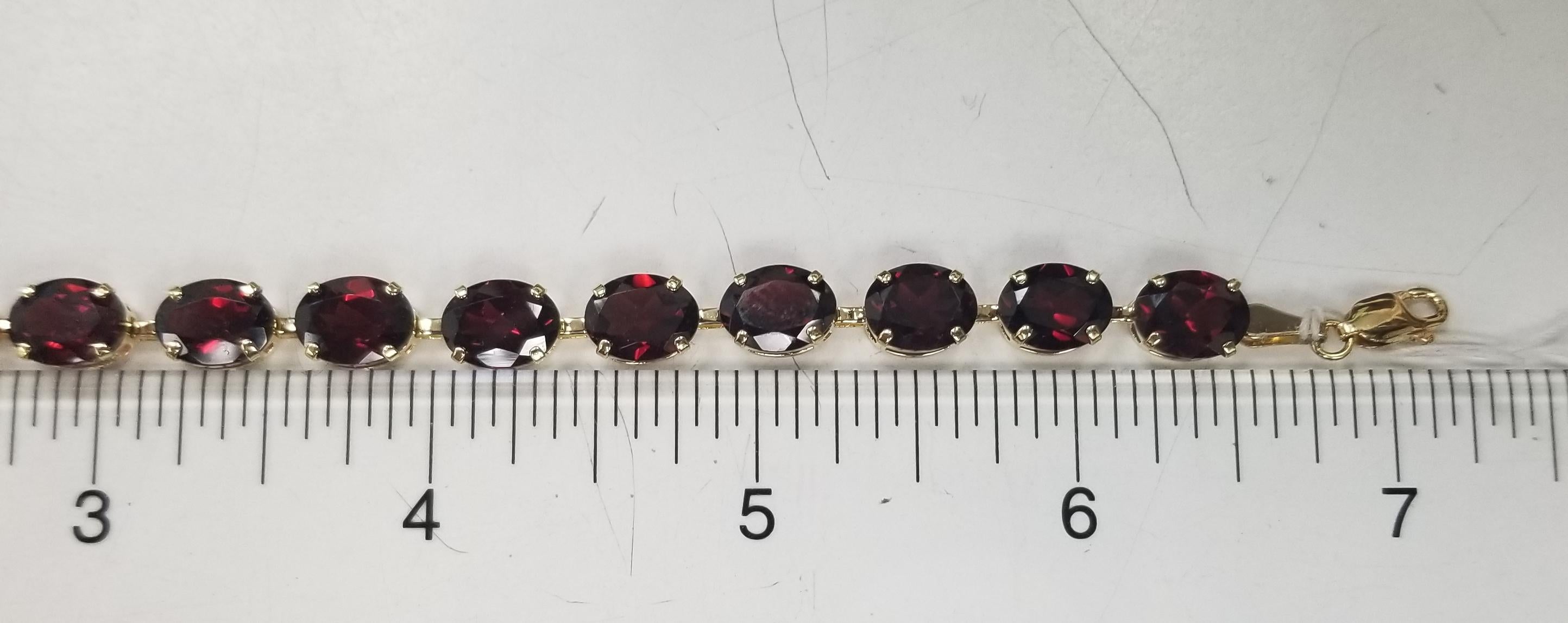 14k Yellow Gold Garnet Prong Bracelet with Approx. 30cts. In Excellent Condition For Sale In Los Angeles, CA