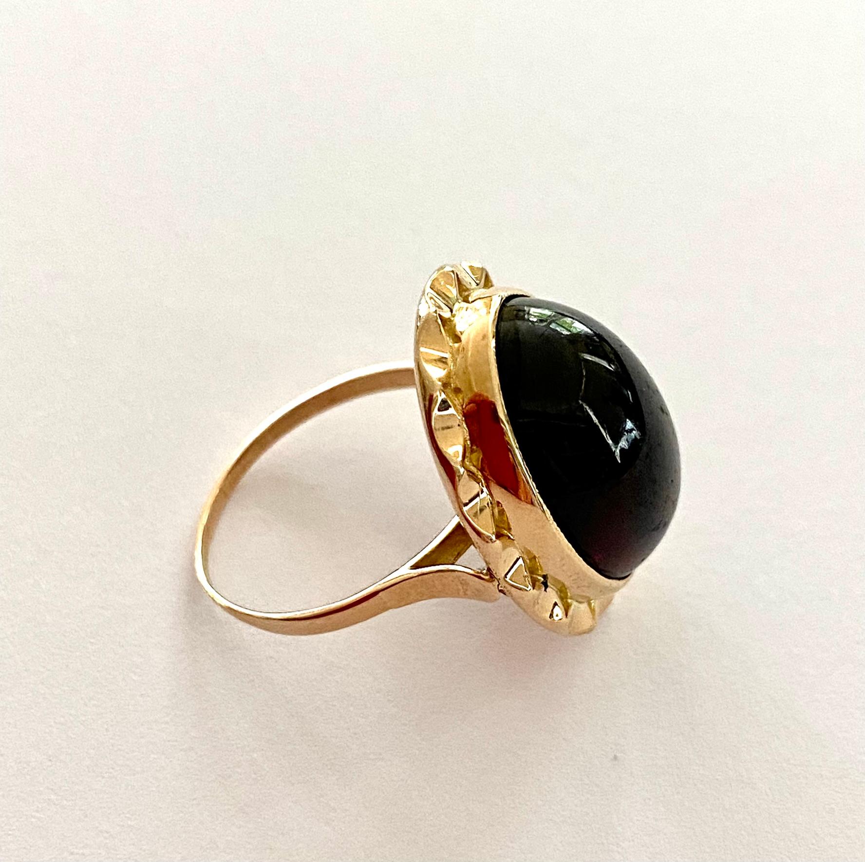 14K. Granatring aus Gelbgold, Cabuchonschliff, Niederlande, ca. 1960 im Zustand „Gut“ im Angebot in Heerlen, NL