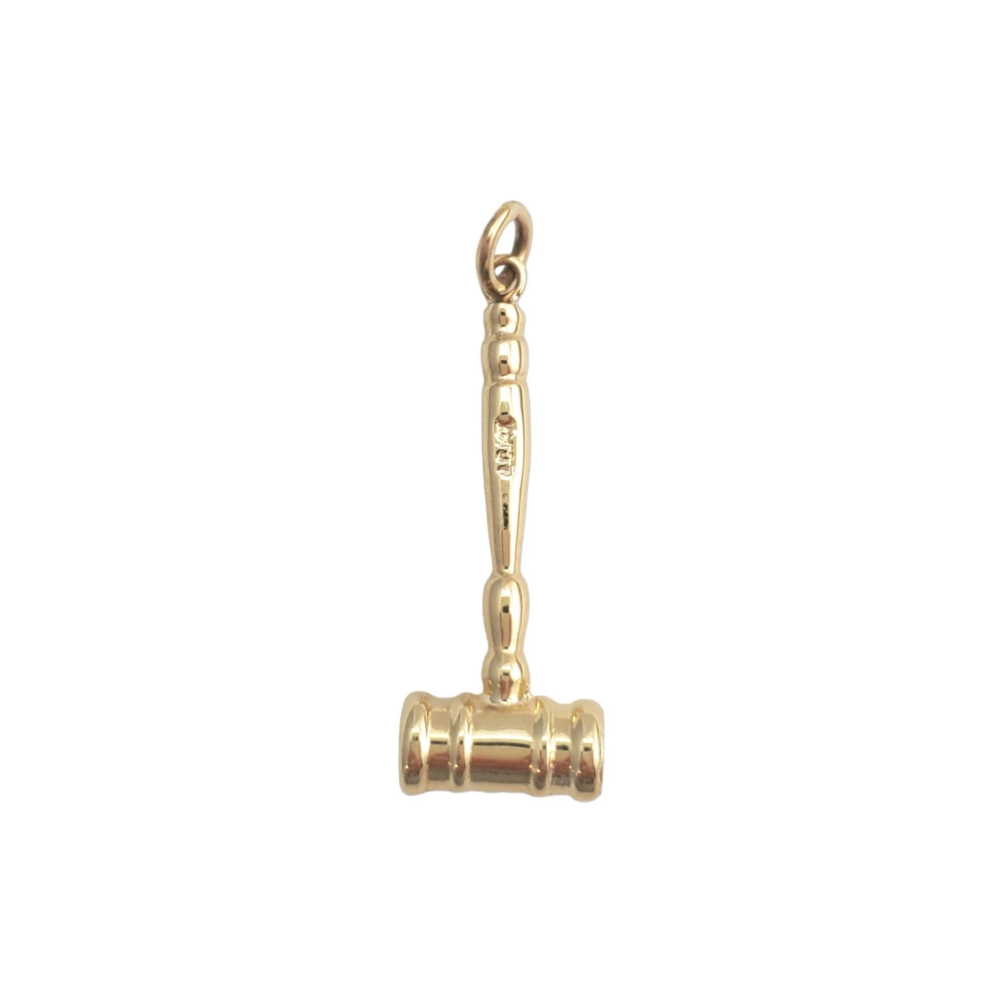 Vintage 14 karat yellow gold gavel pendant -

This lovely gavel pendant is a symbol of justice in a stylish design and is set in beautifully detailed 14K yellow gold.

Size: 31.77mm x 11.48mm

Stamped: 14K

Weight: 3.08 gr./ 1.98 dwt.

Chain not