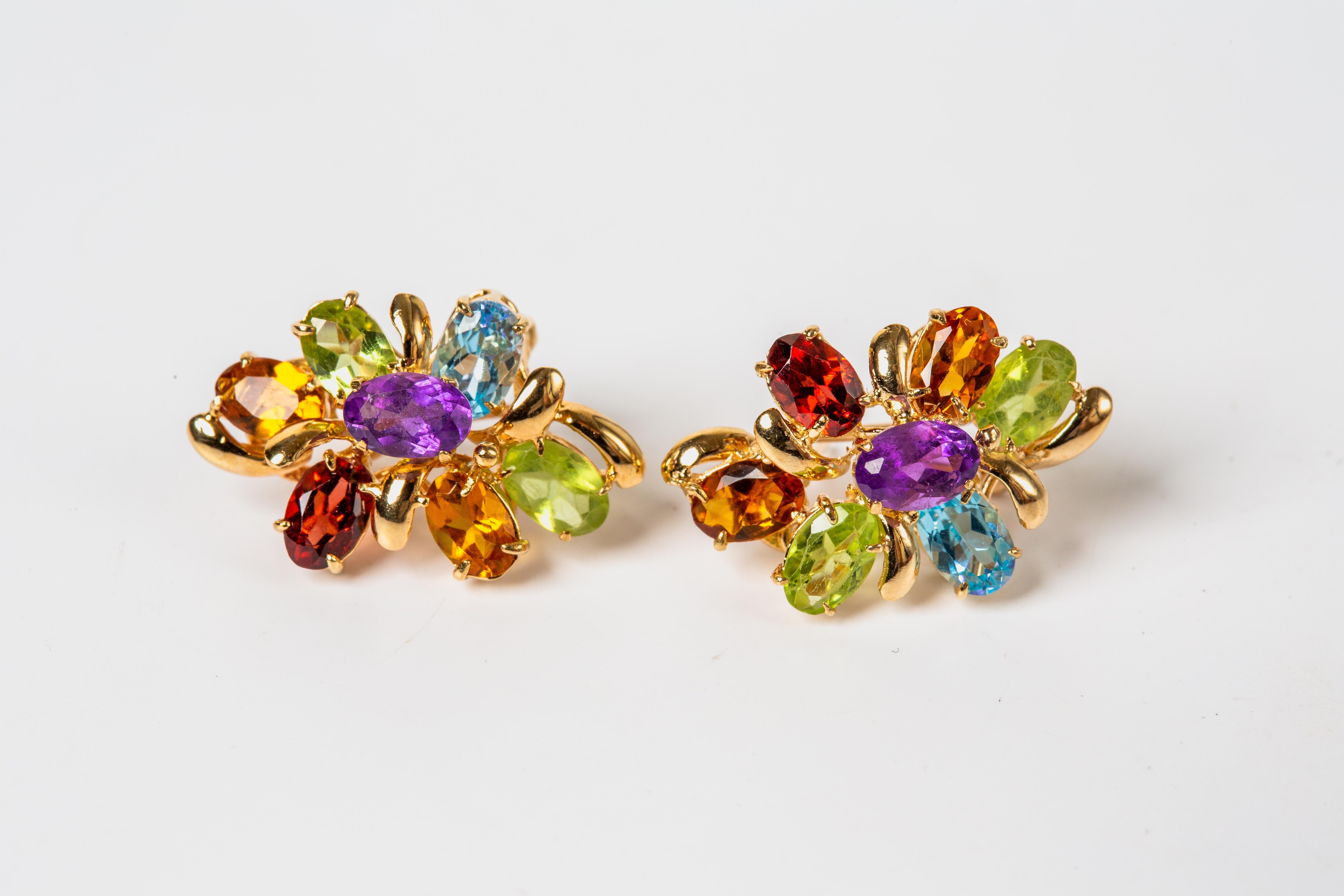 MATERIAL: 14k Gelbgold
Gewicht: 5,2 Gramm
Edelsteine: Amethyst, Topas, Citrin, Peridot, Granat
Abmessungen: 23 x 16,7 mm

Multi Edelstein 14k Gelbgold Ohrringe mit Omega zurück Verschluss.