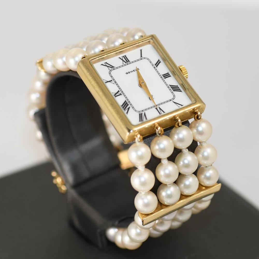 Ladies 14k yellow gold and pearl watch.
The watch case is stamped 14k.
Gross weight of the watch is 42 grams.
The watch movement is quartz.
New battery. Keeps good time.
The watch case size is 23mm wide and 24mm long.
The bracelet has