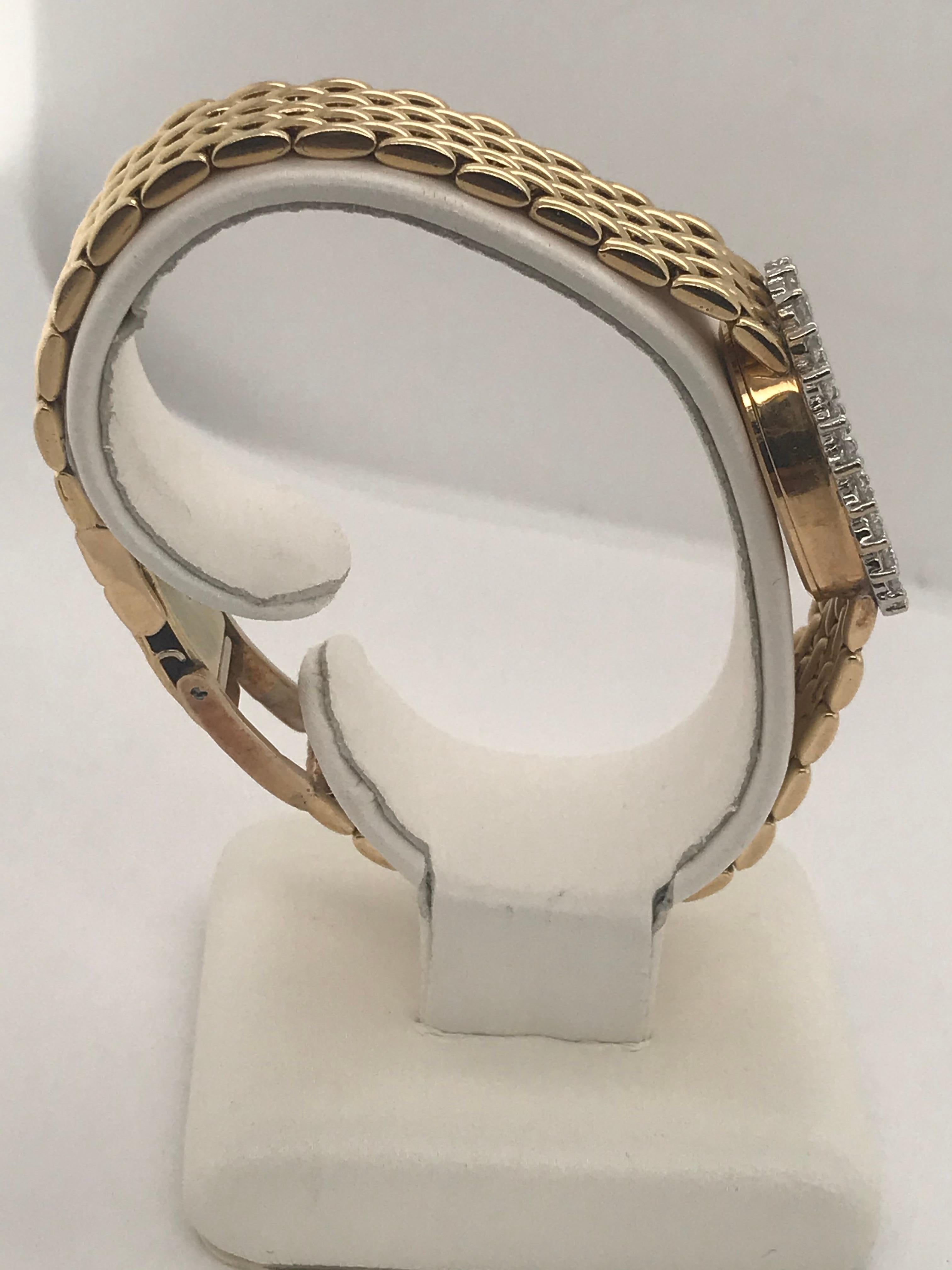 Contemporary 14 Karat Yellow Gold Genève Timepiece For Sale