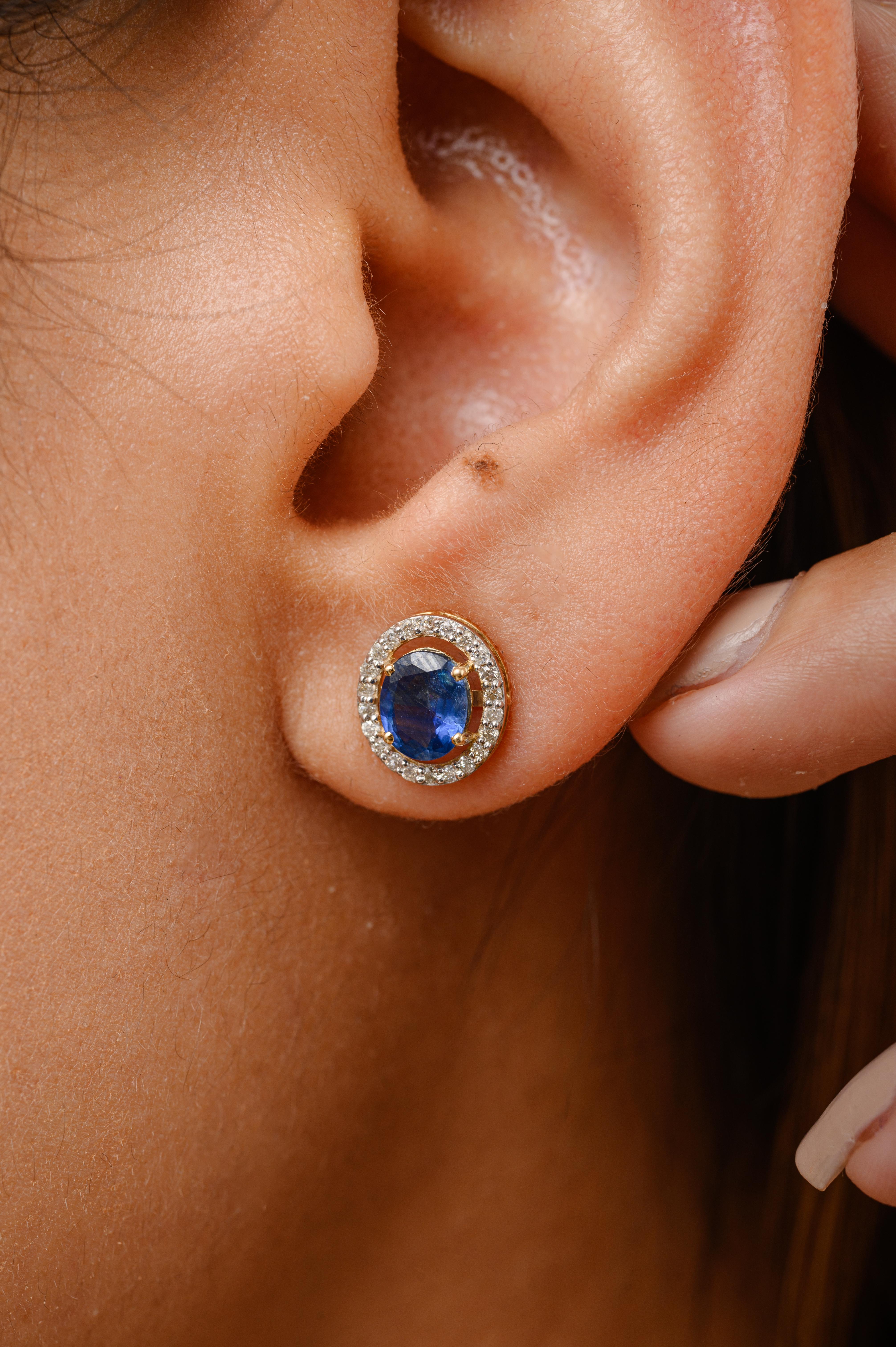 Taille ovale Boucles d'oreilles en or jaune 14k avec saphir bleu véritable et diamant en halo pour elle en vente