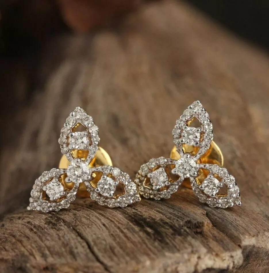Round Cut 14K Yellow Gold Genuine Diamond Earring For Sale