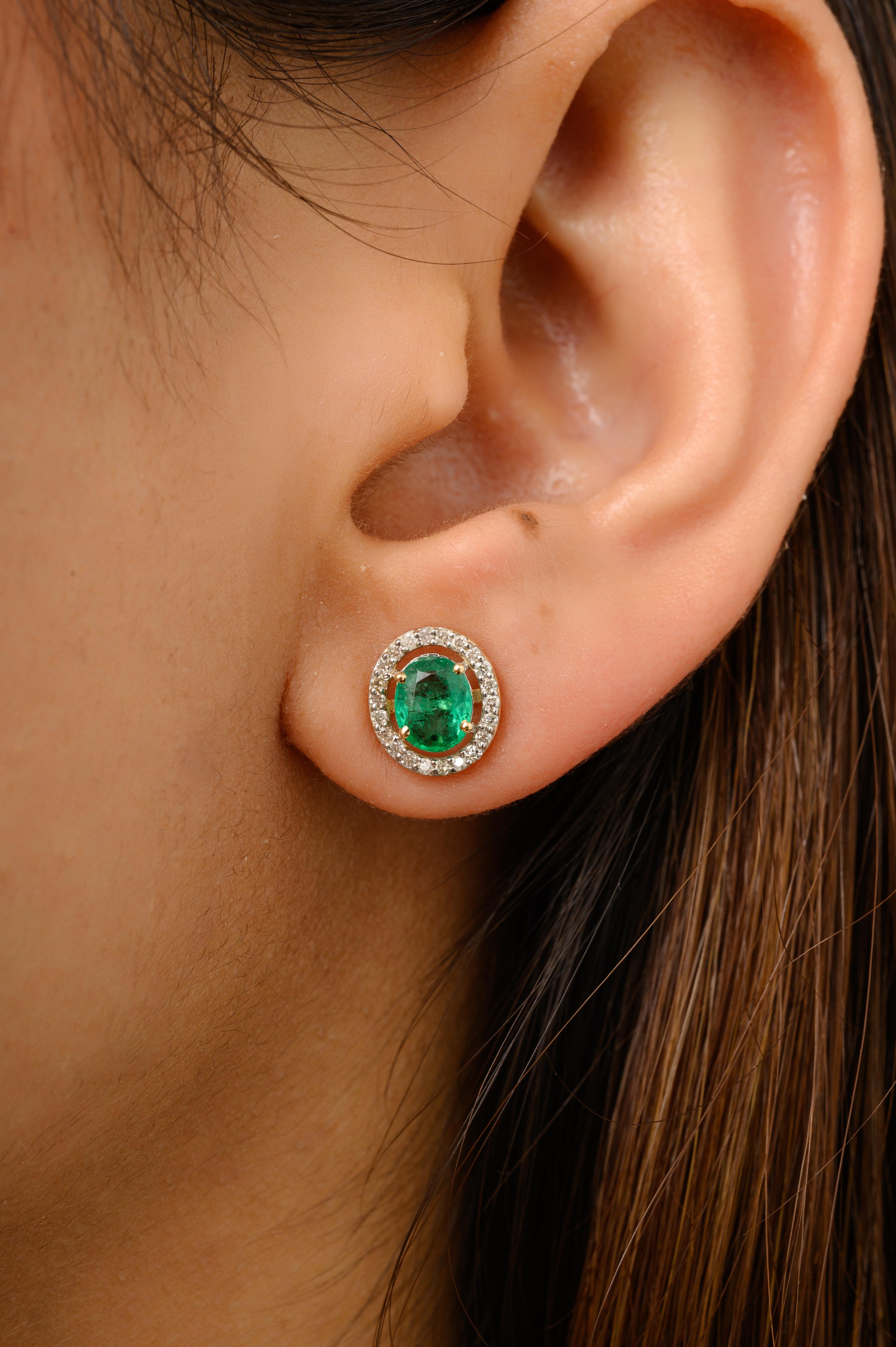 Echte Smaragd-Diamant-Halo-Ohrstecker aus 14-karätigem Gold, um Ihren Look zu unterstreichen. Sie brauchen Ohrstecker, um mit Ihrem Look ein Statement zu setzen. Diese Ohrringe mit Smaragd im Ovalschliff und Diamanten im Rundschliff sorgen für ein