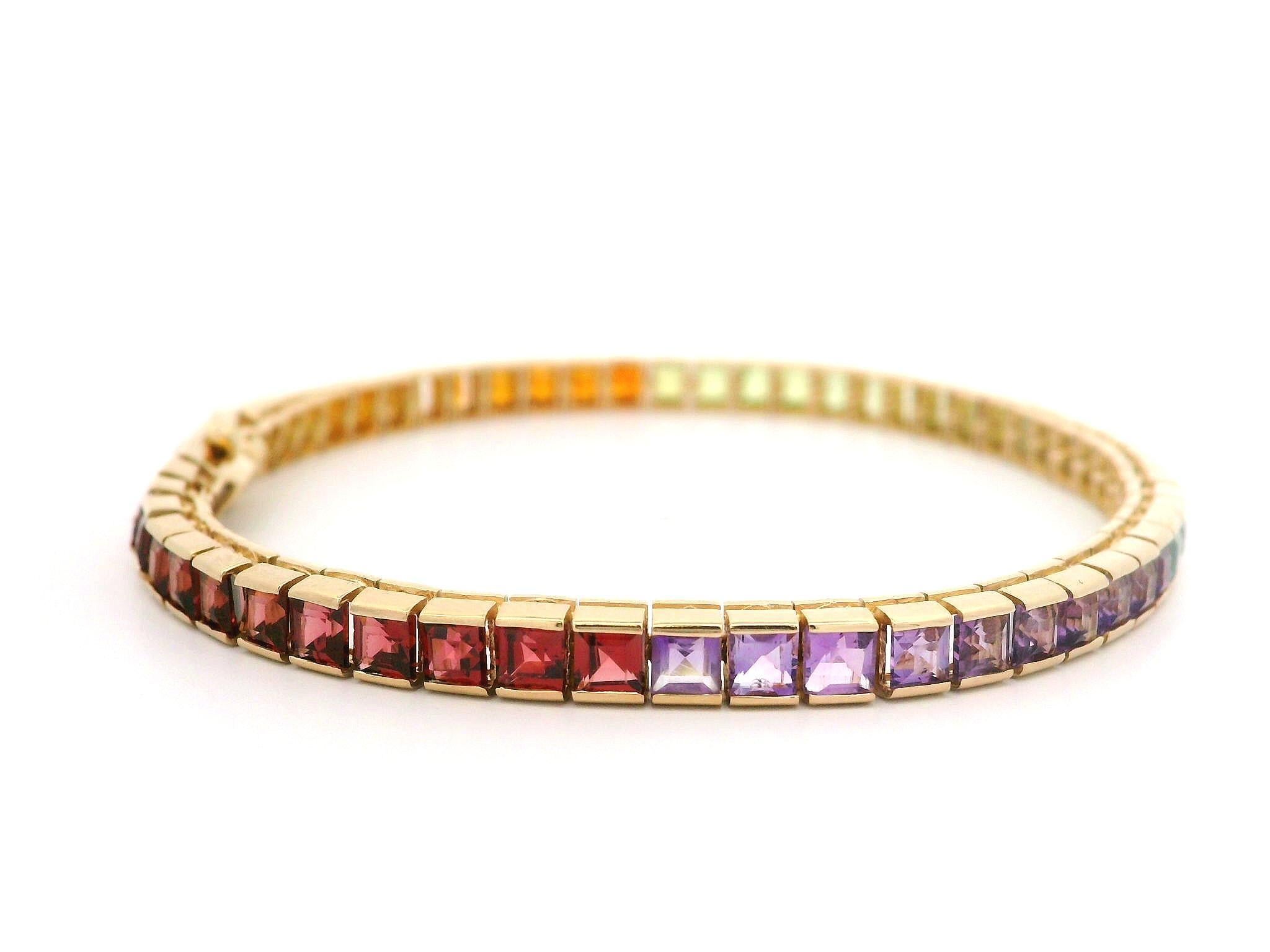 -Pierre(s)
(Nombreuses) pierres véritables - taille carrée - serties - couleurs jaune, orange, vert, bleu, violet, rouge - 3 mm chacune (approx.) 

MATERIAL : Or jaune 14k
Poids : 12,65 grammes
Type : Lien de ligne
Longueur : Peut s'adapter