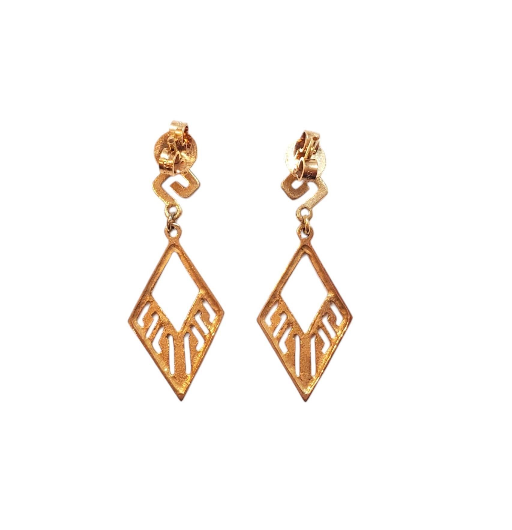 14K Yellow Gold Geometric Earrings - 

Our beautiful geometric earrings are the perfect mix of elegant and modern flair. 

Marked: 878 585

Weight: 3.0 g/ 1.9 dwt.

Size: 32.6 mm X 13.2 mm X 1 mm

Very good condition, professionally polished.

Will