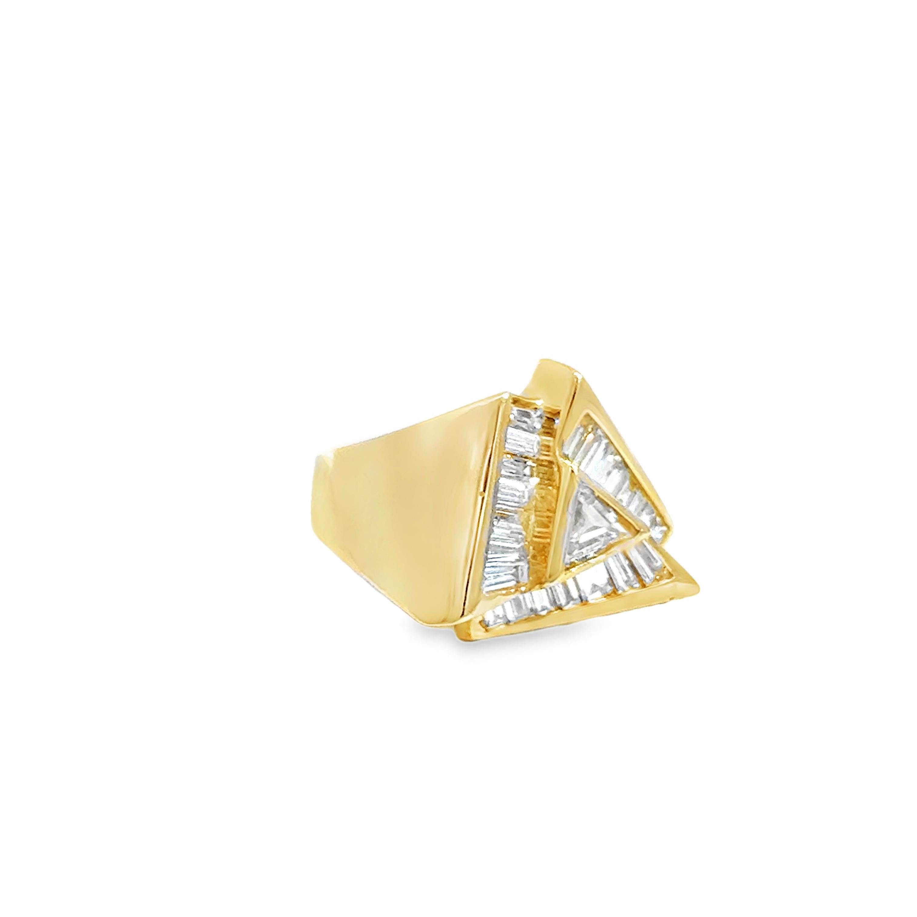 Bague géométrique en or jaune 14K avec diamants trillion et baguette - 1.8 Unisexe en vente